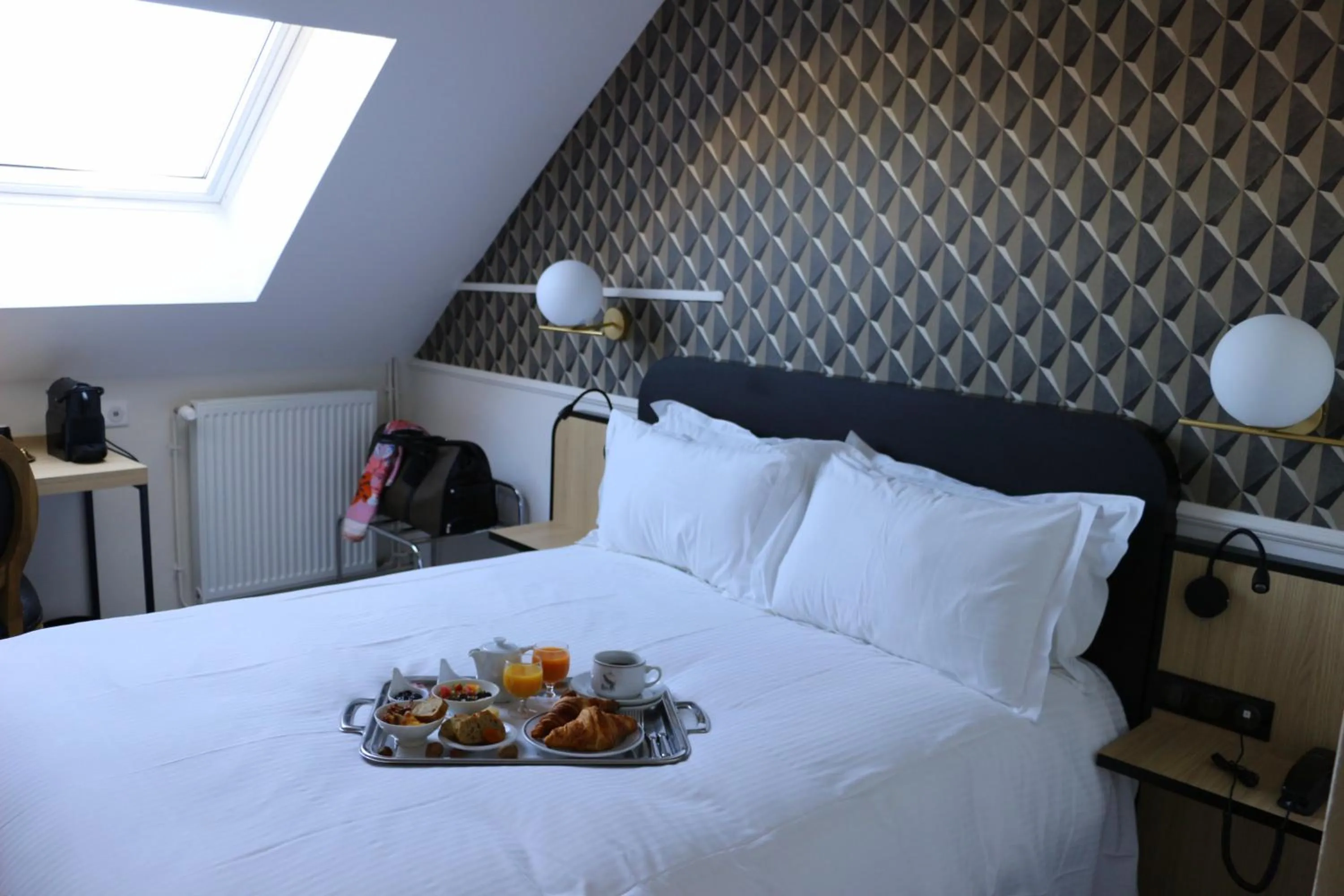 Bed in Hôtel Anne d'Anjou, The Originals Collection