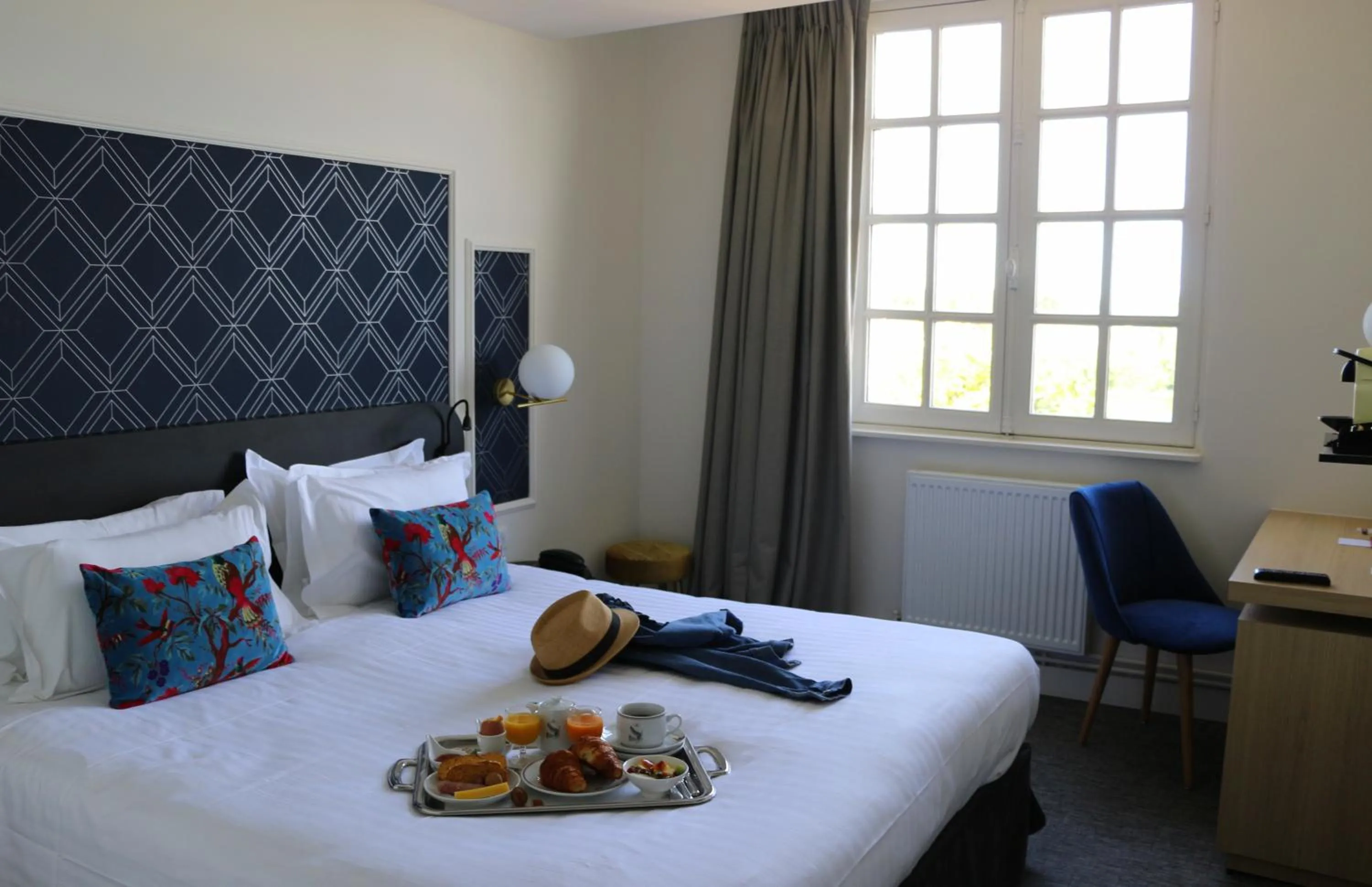 Bed in Hôtel Anne d'Anjou, The Originals Collection