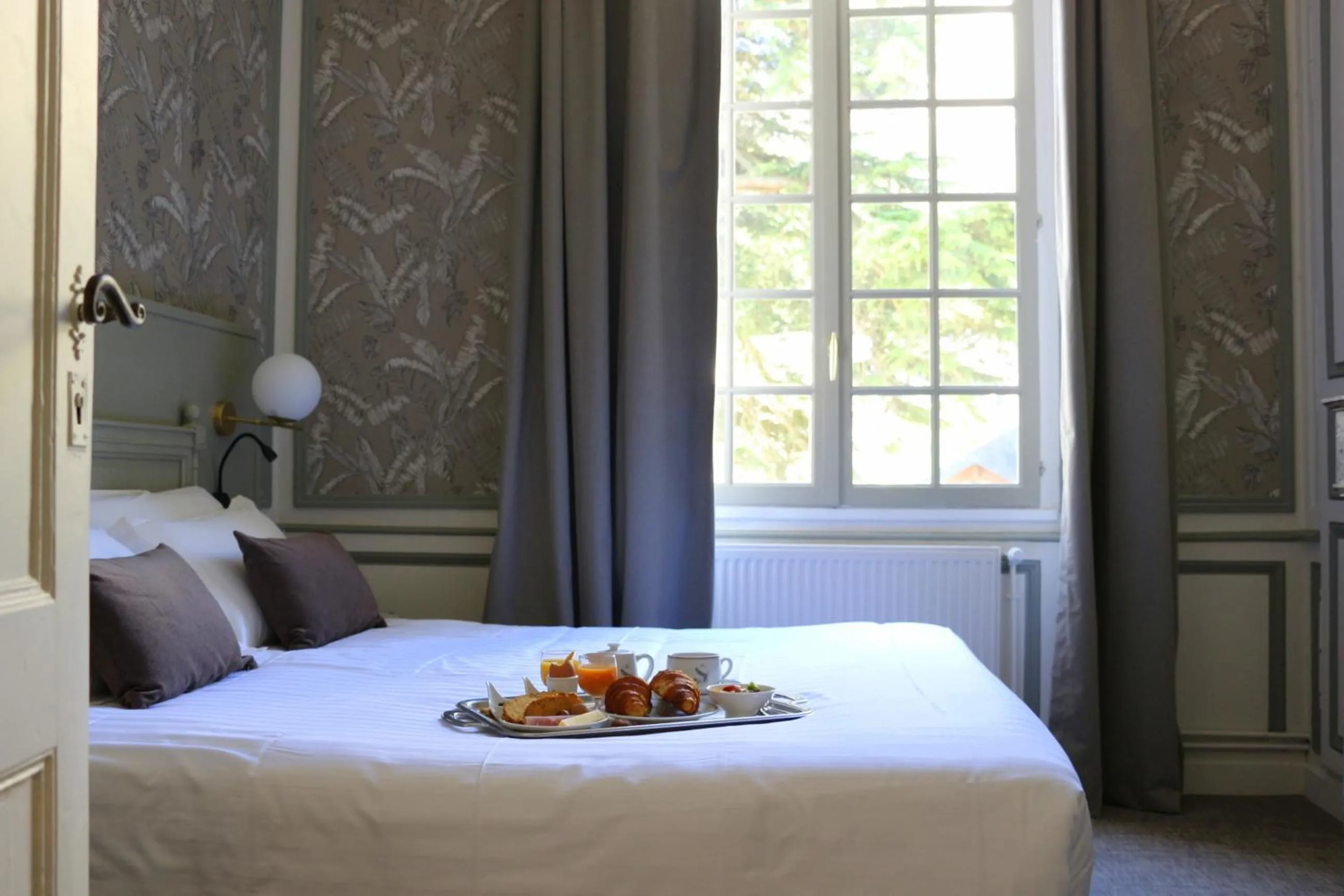 Bed in Hôtel Anne d'Anjou, The Originals Collection