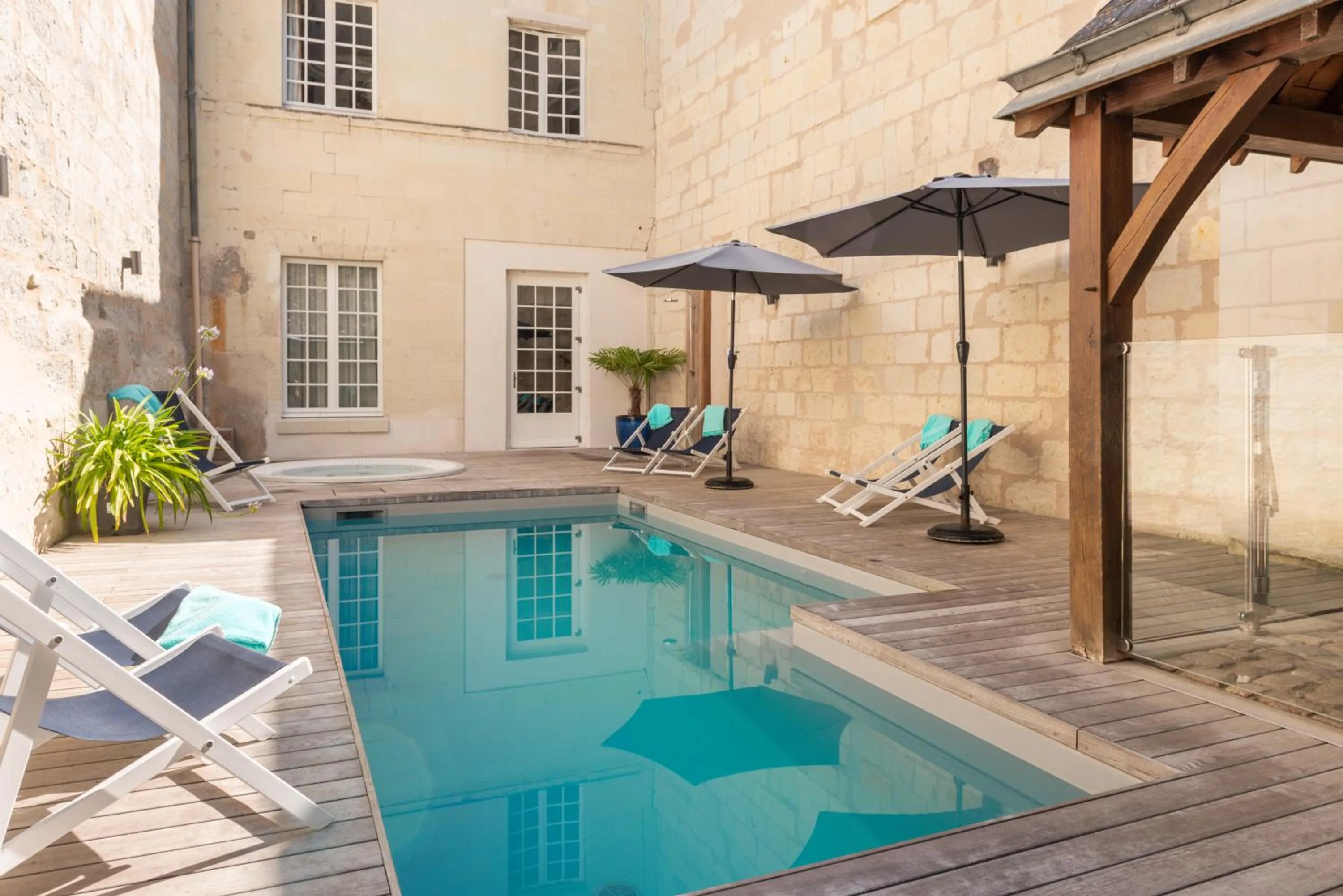 Swimming pool in Hôtel Anne d'Anjou, The Originals Collection