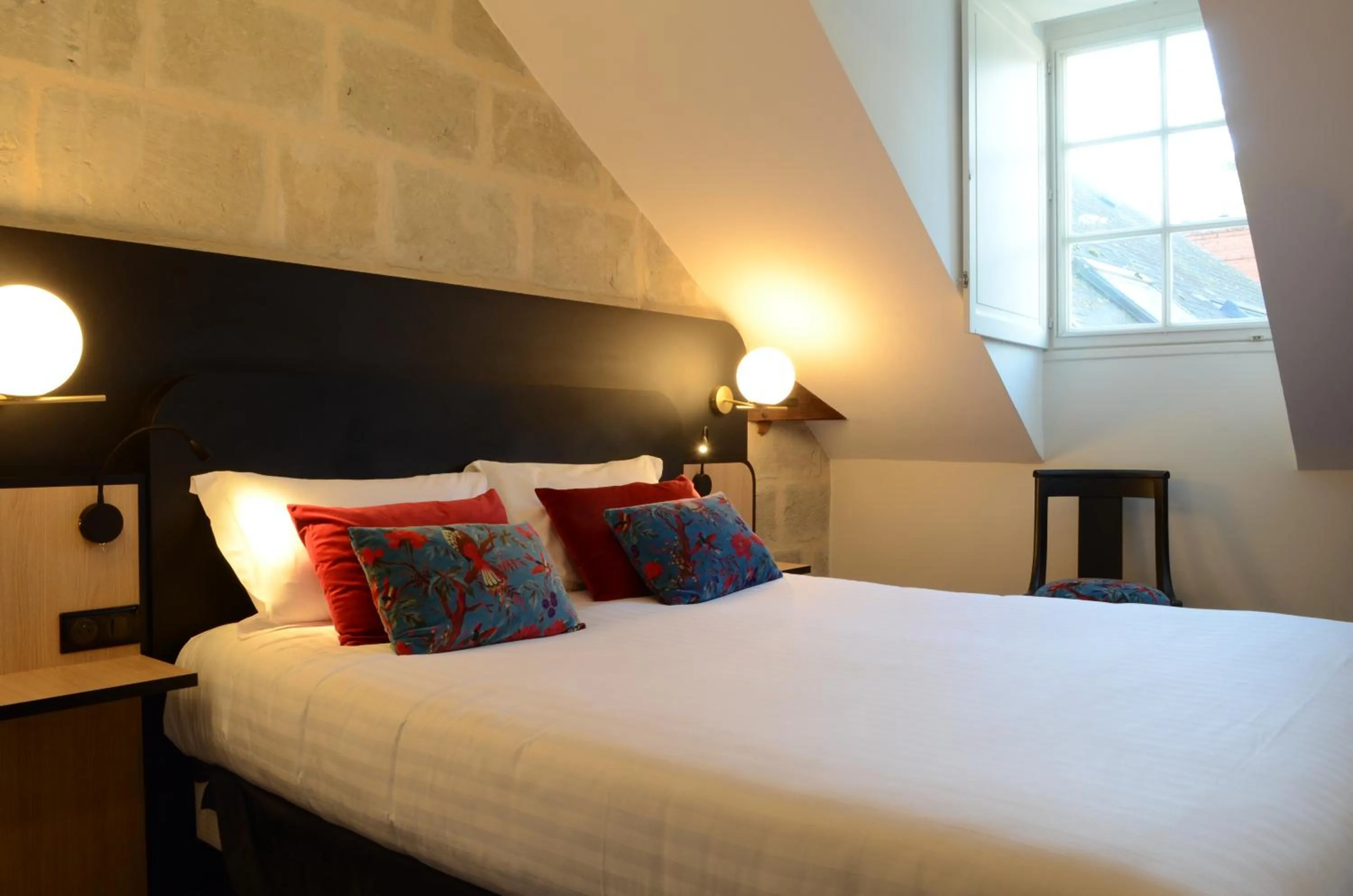 Bed in Hôtel Anne d'Anjou, The Originals Collection