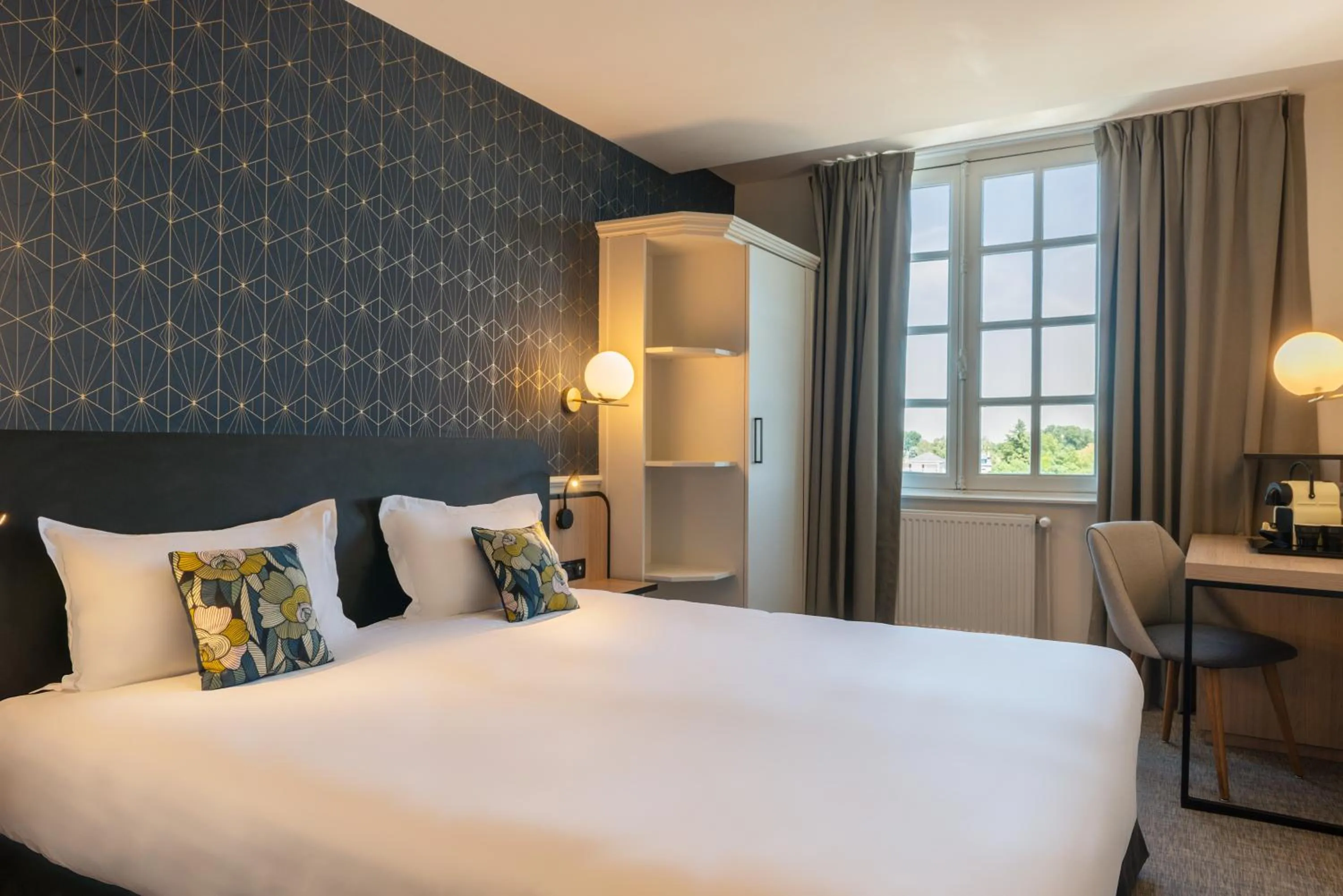 Bedroom, Bed in Hôtel Anne d'Anjou, The Originals Collection