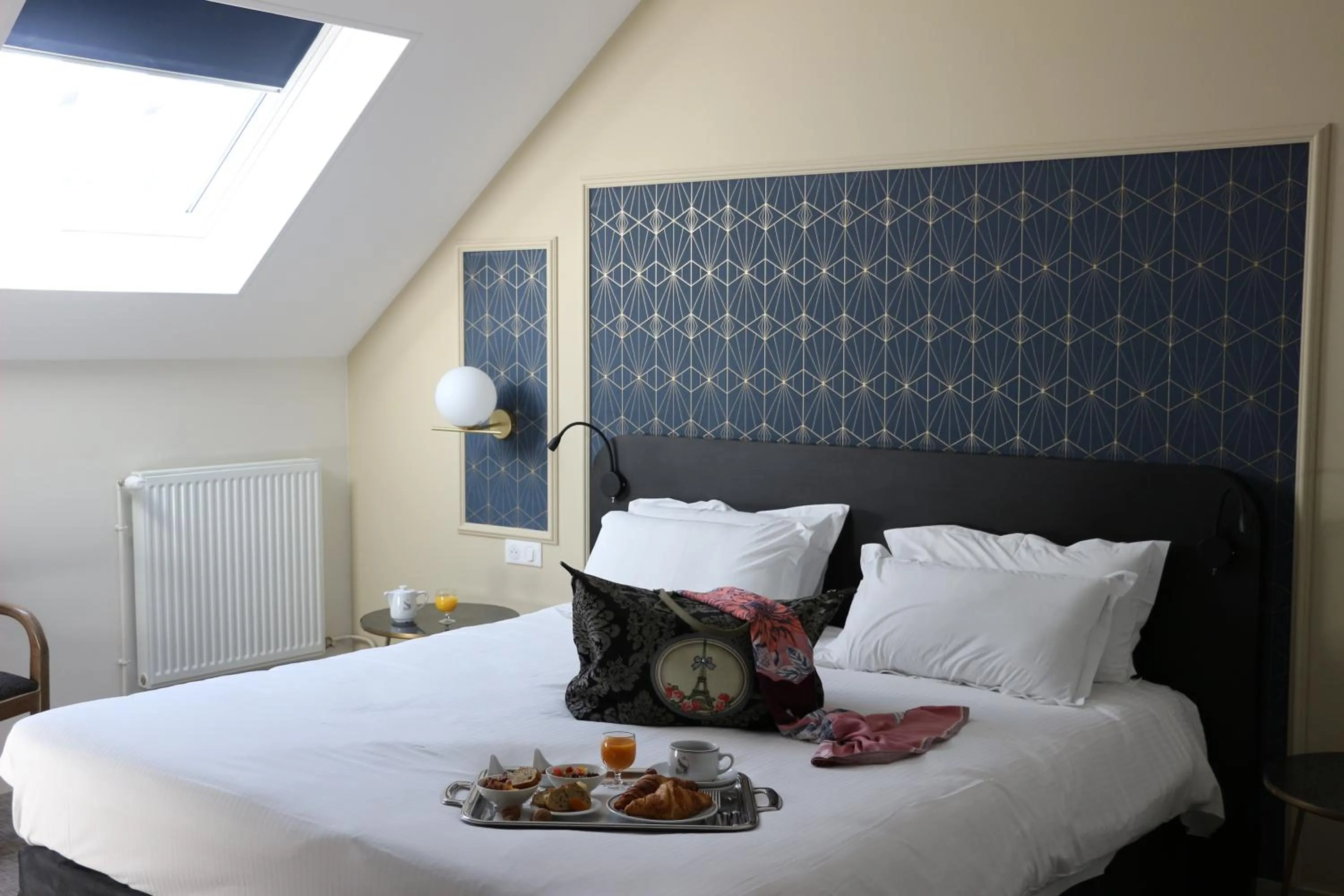 Bedroom, Bed in Hôtel Anne d'Anjou, The Originals Collection