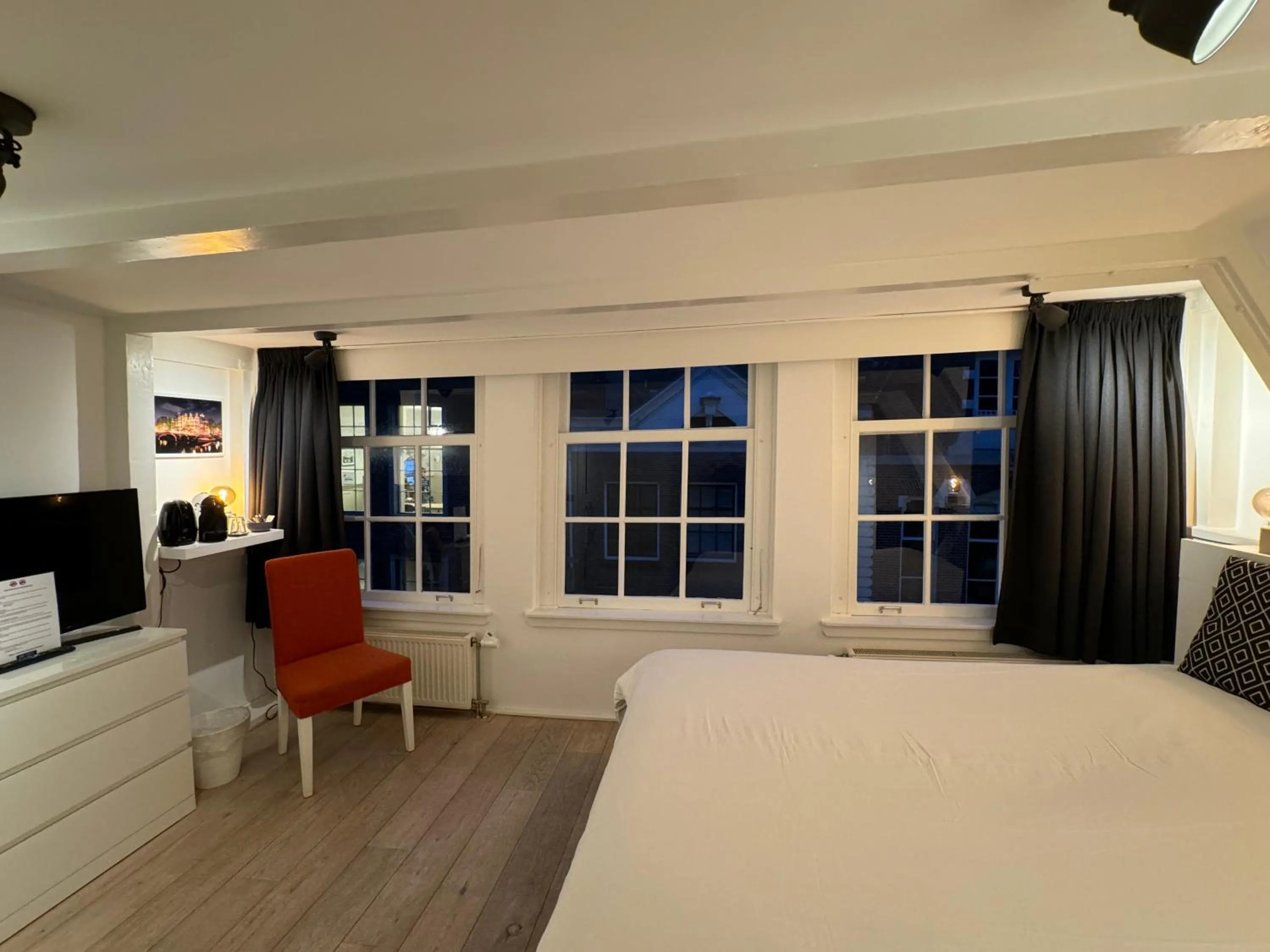 Photo of the whole room, Bed in Nine Streets Inn