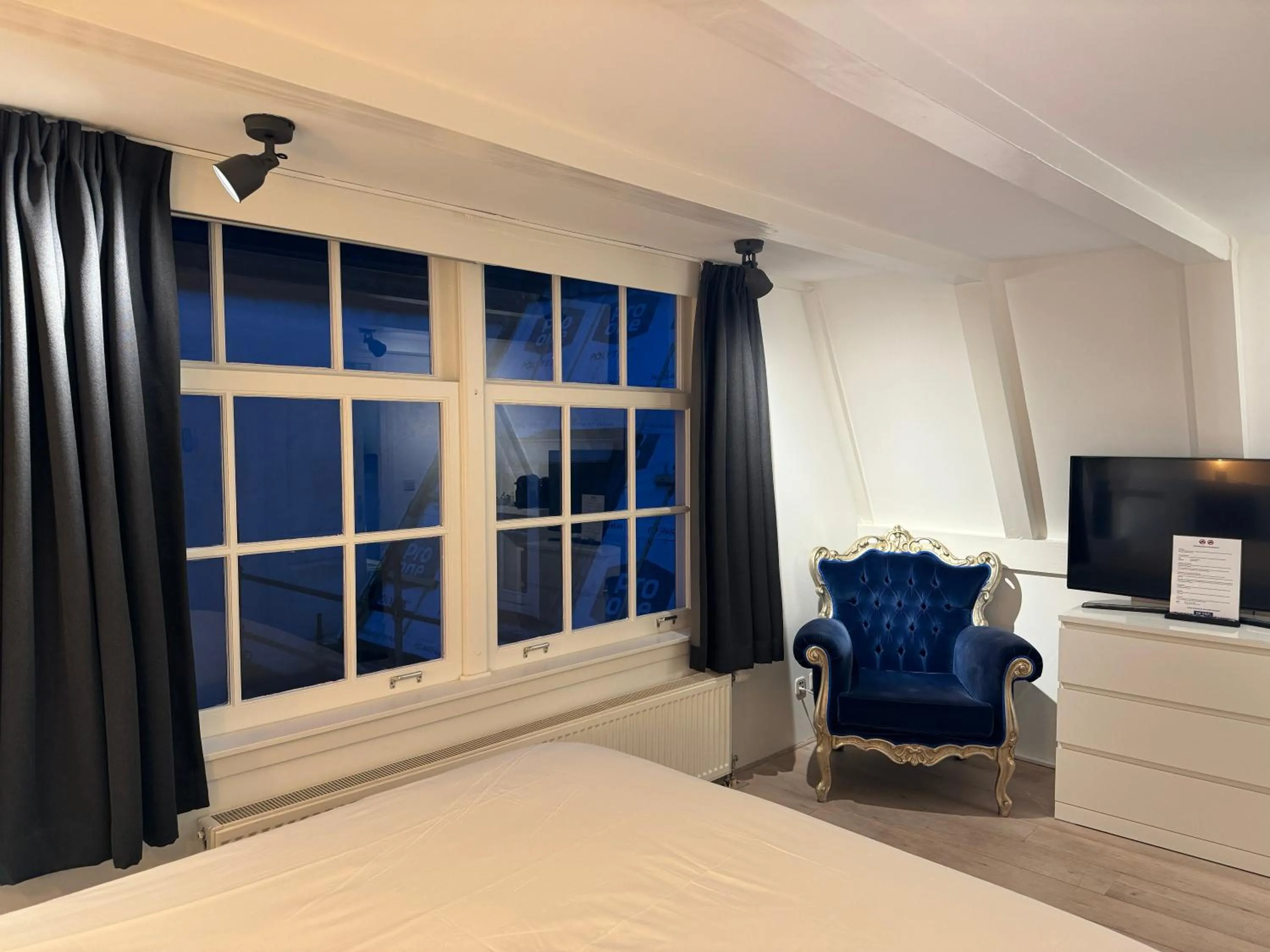 Photo of the whole room, Bed in Nine Streets Inn