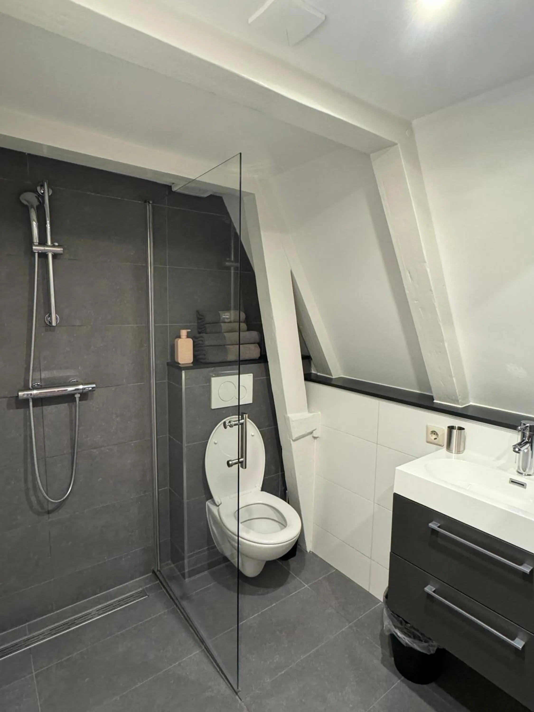 Shower in Nine Streets Inn