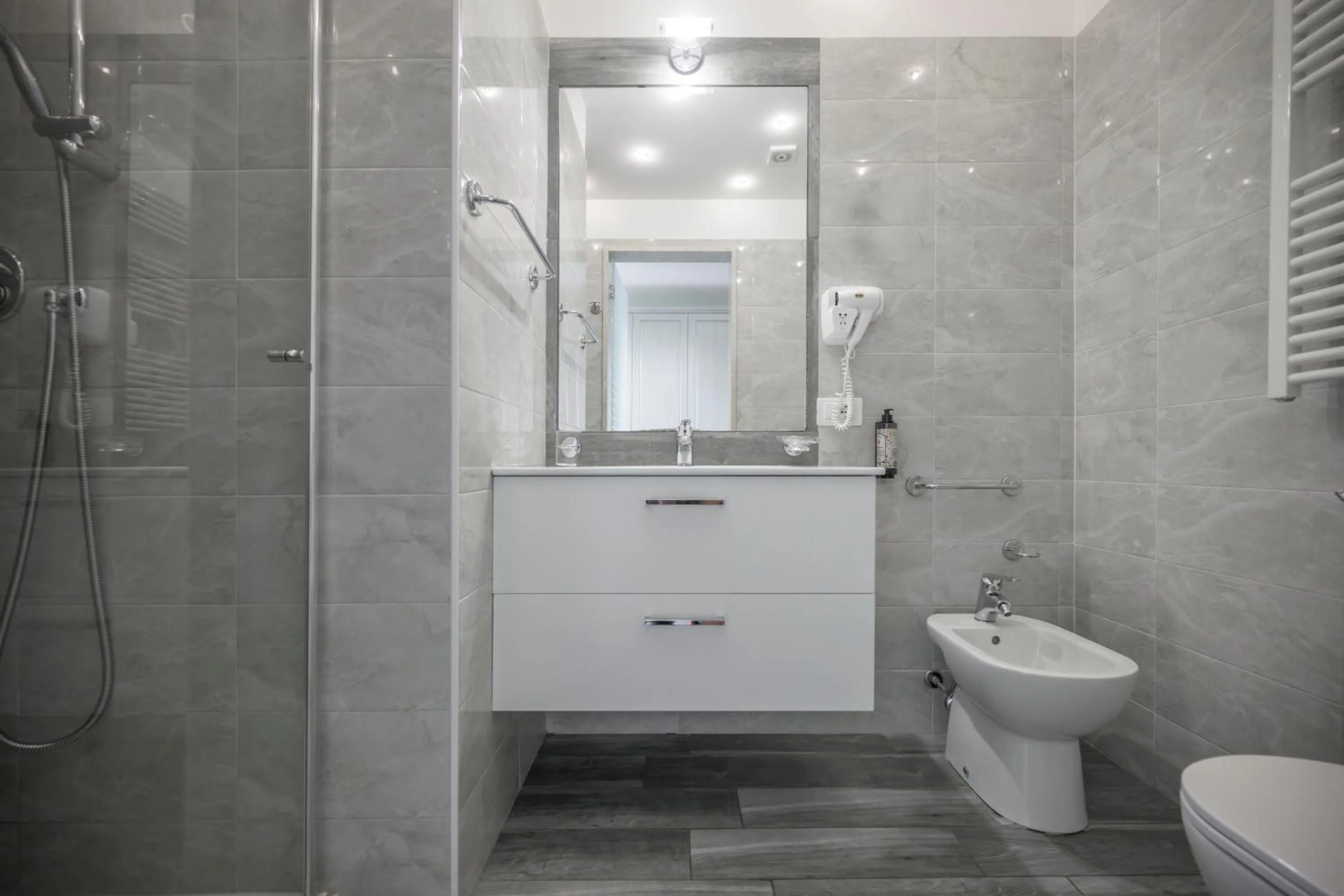 Bathroom in Hotel Villa Paradiso Suite