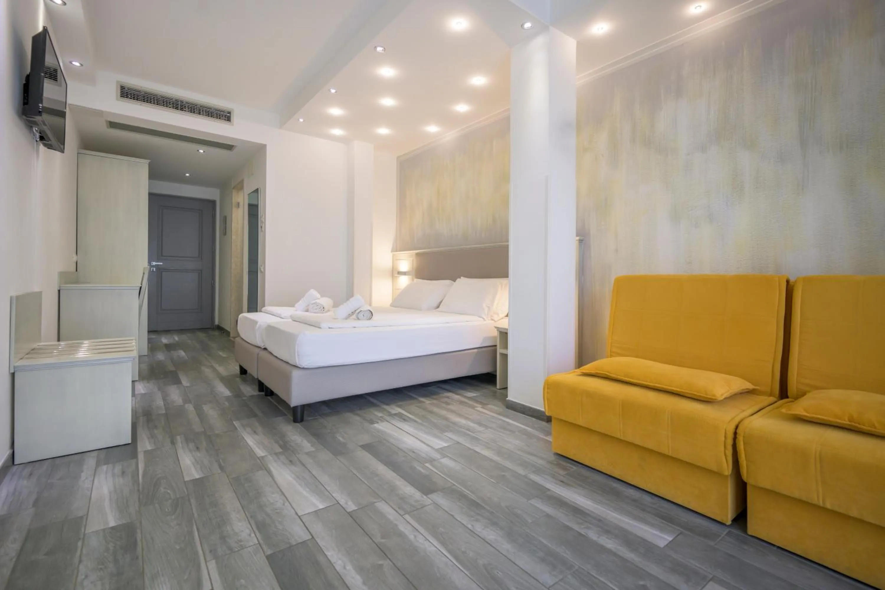 Photo of the whole room, Bed in Hotel Villa Paradiso Suite