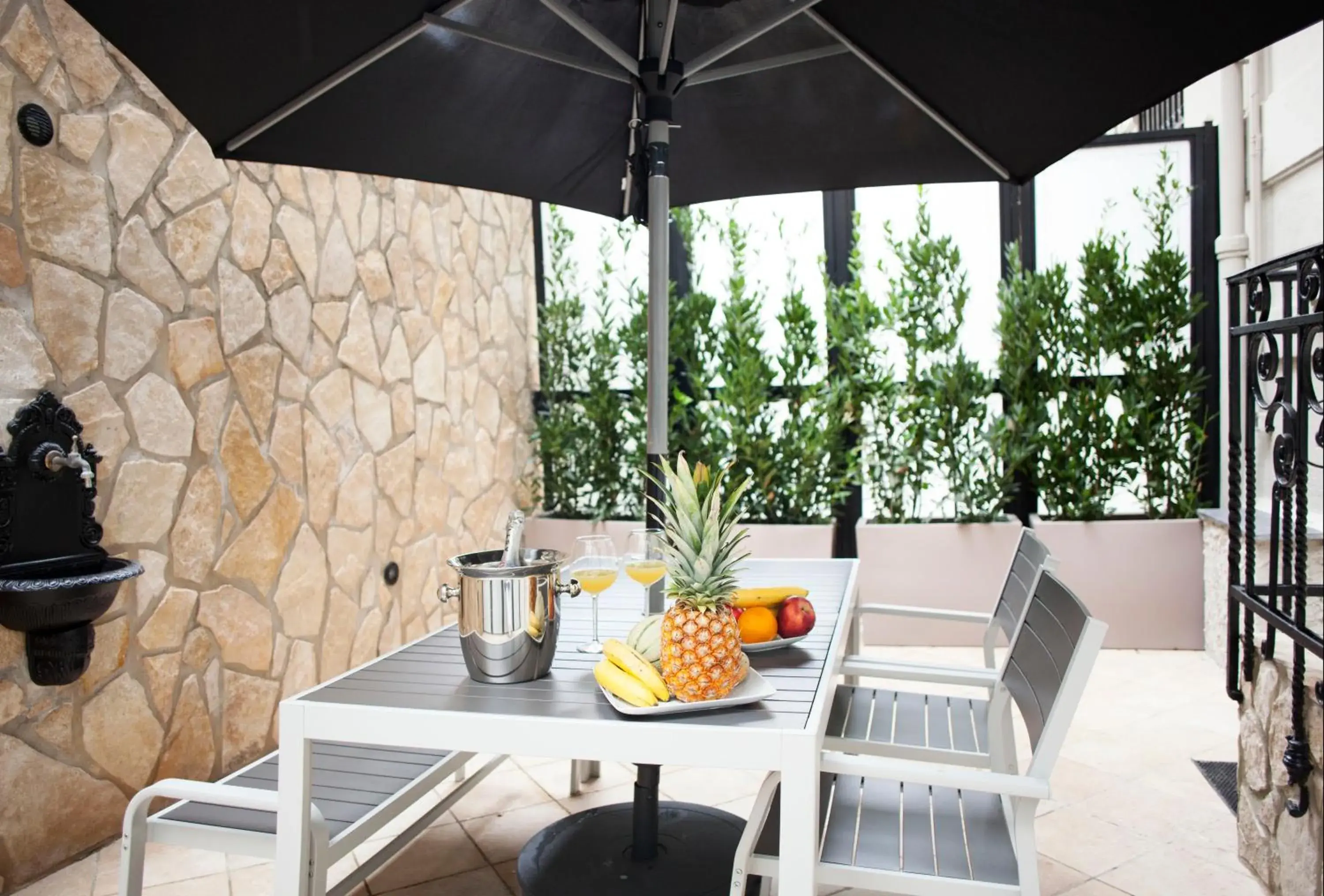 Superior Double Room in LHP Suite Napoli Parco Margherita Superior Double Room in LHP Suite Napoli Parco Margherita