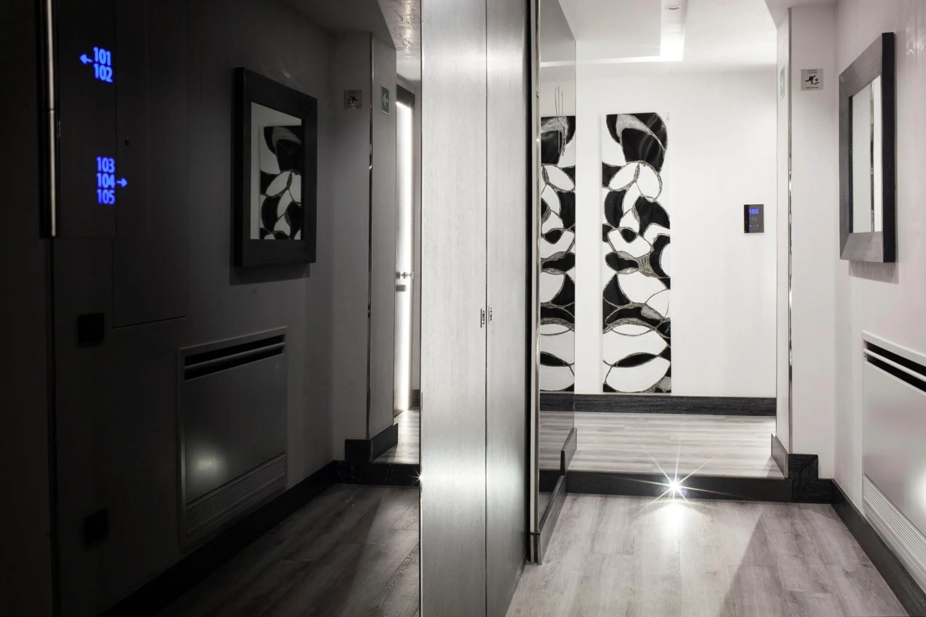 Lobby or reception in LHP Suite Napoli Parco Margherita