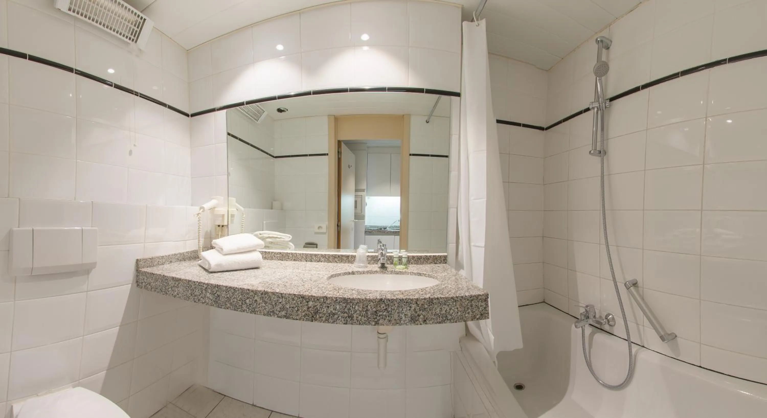 Bathroom in Arass Hôtel & Business Flats