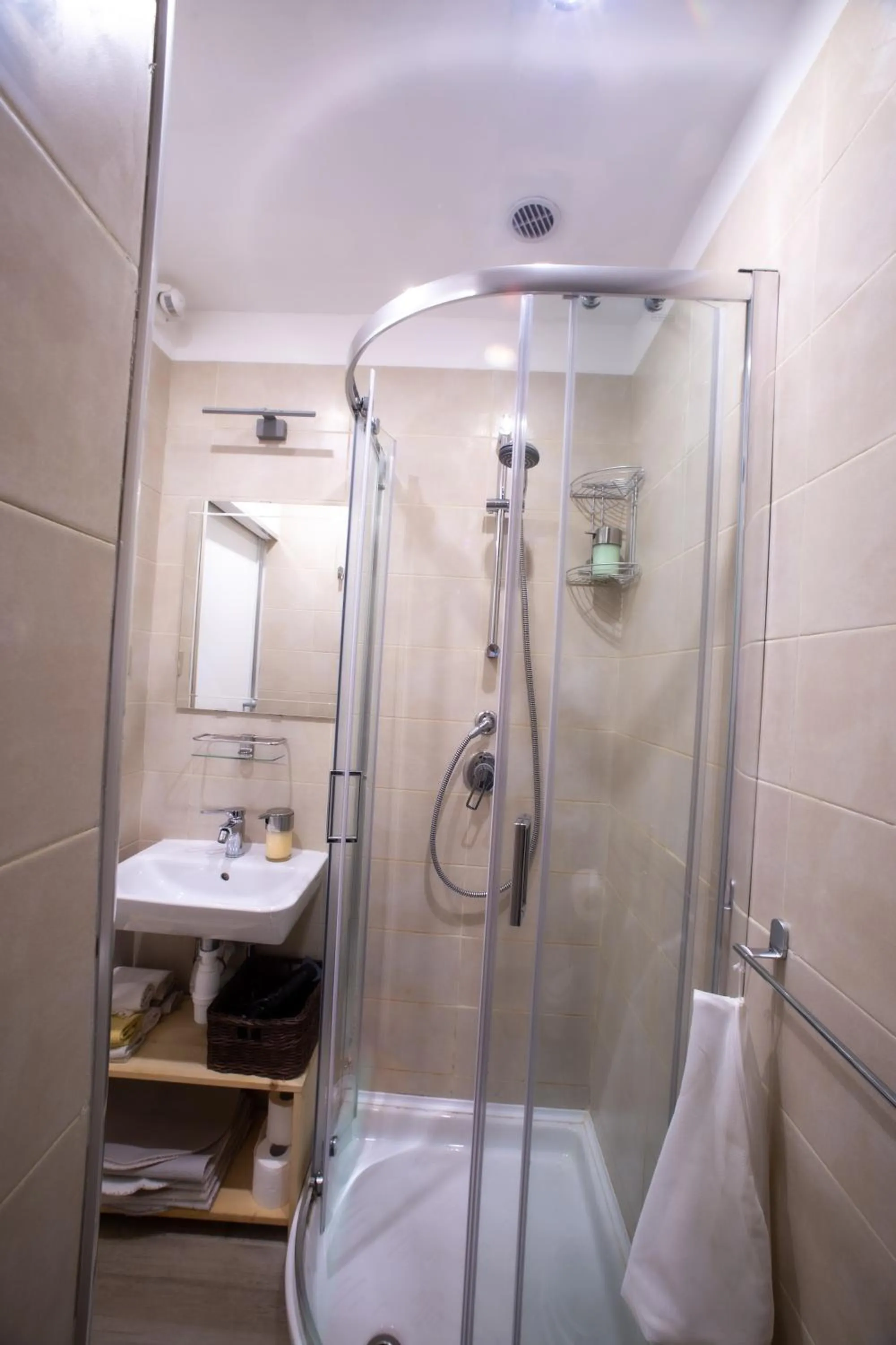 Shower in Ai 4 Elementi