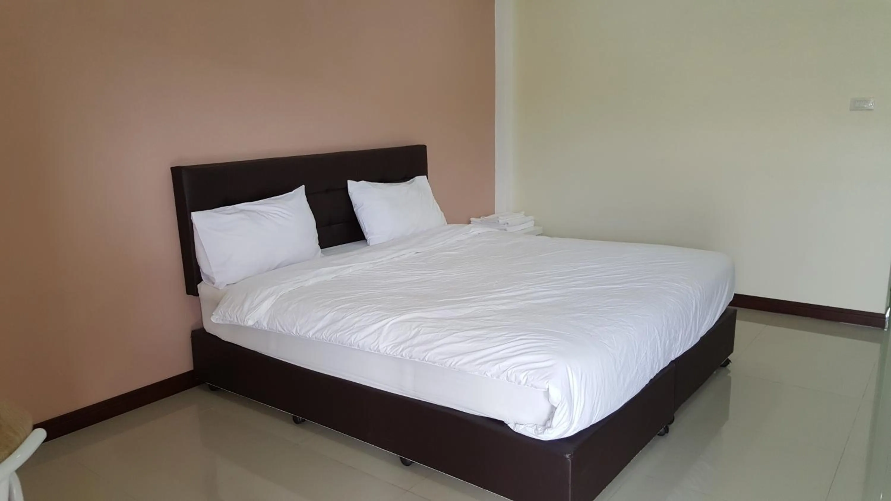 Bedroom, Bed in Charoensuk Grand Hotel