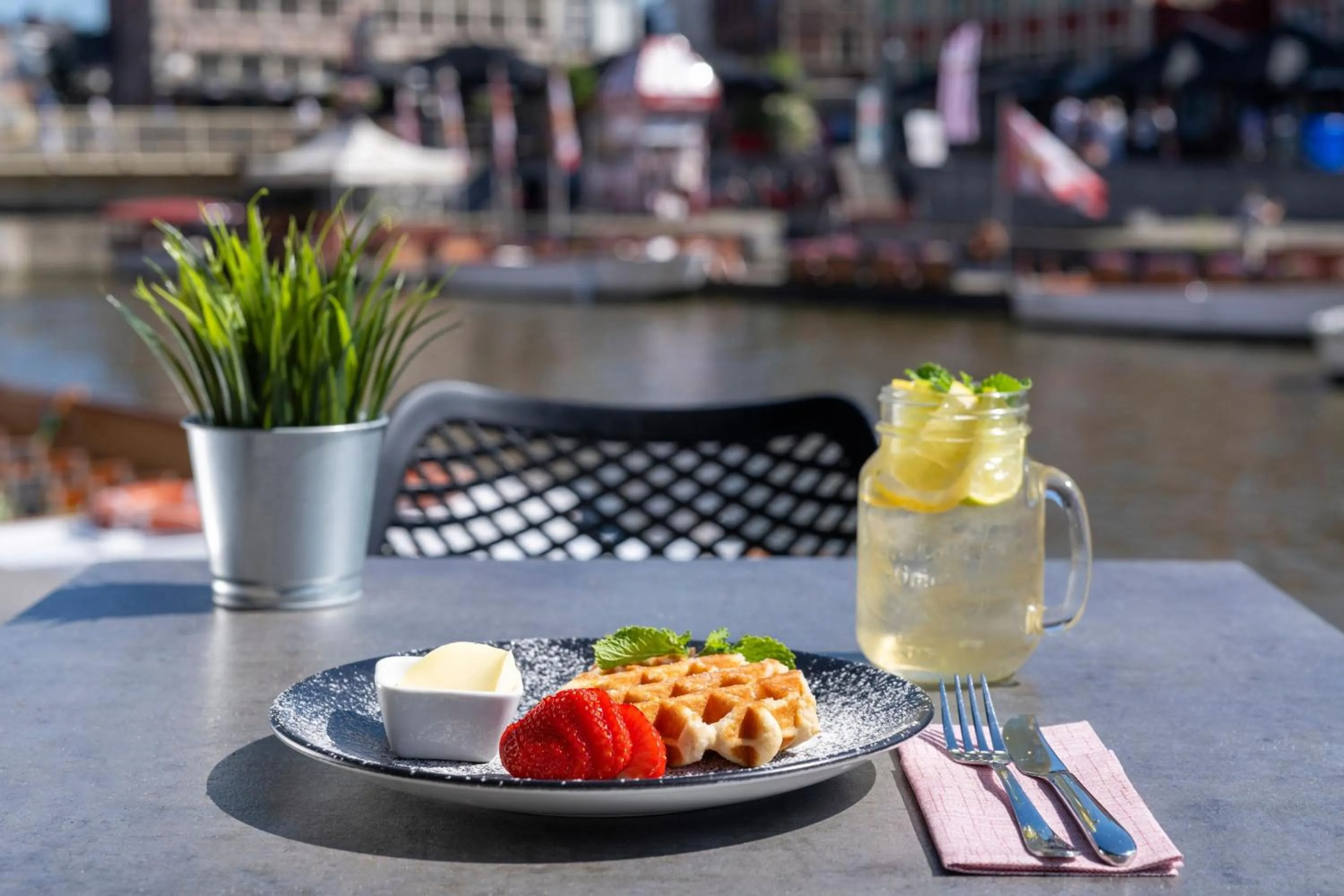 Restaurant/places to eat in Ghent Marriott Hotel