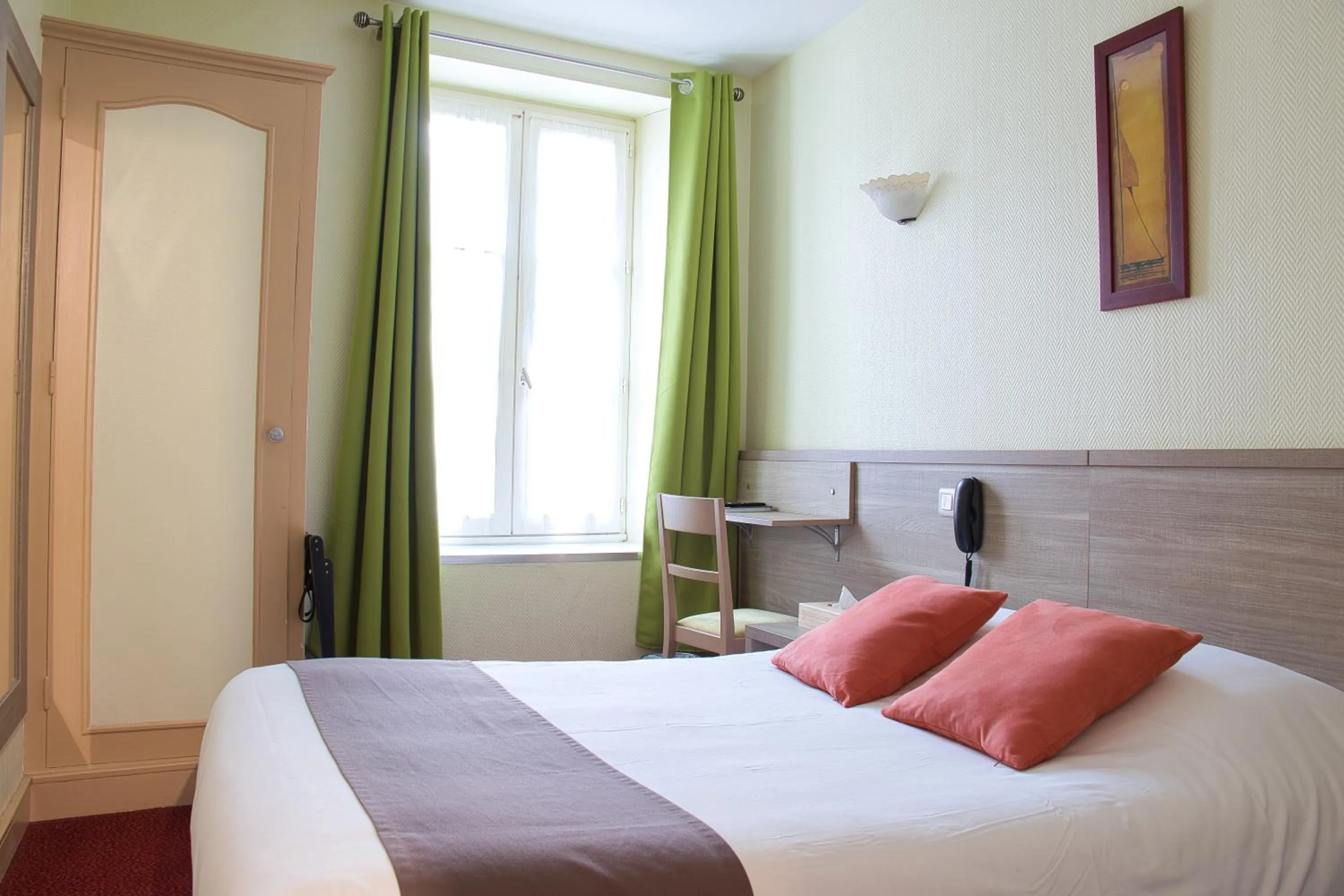 Bedroom, Bed in Cit'Hotel Hôtel Beauséjour