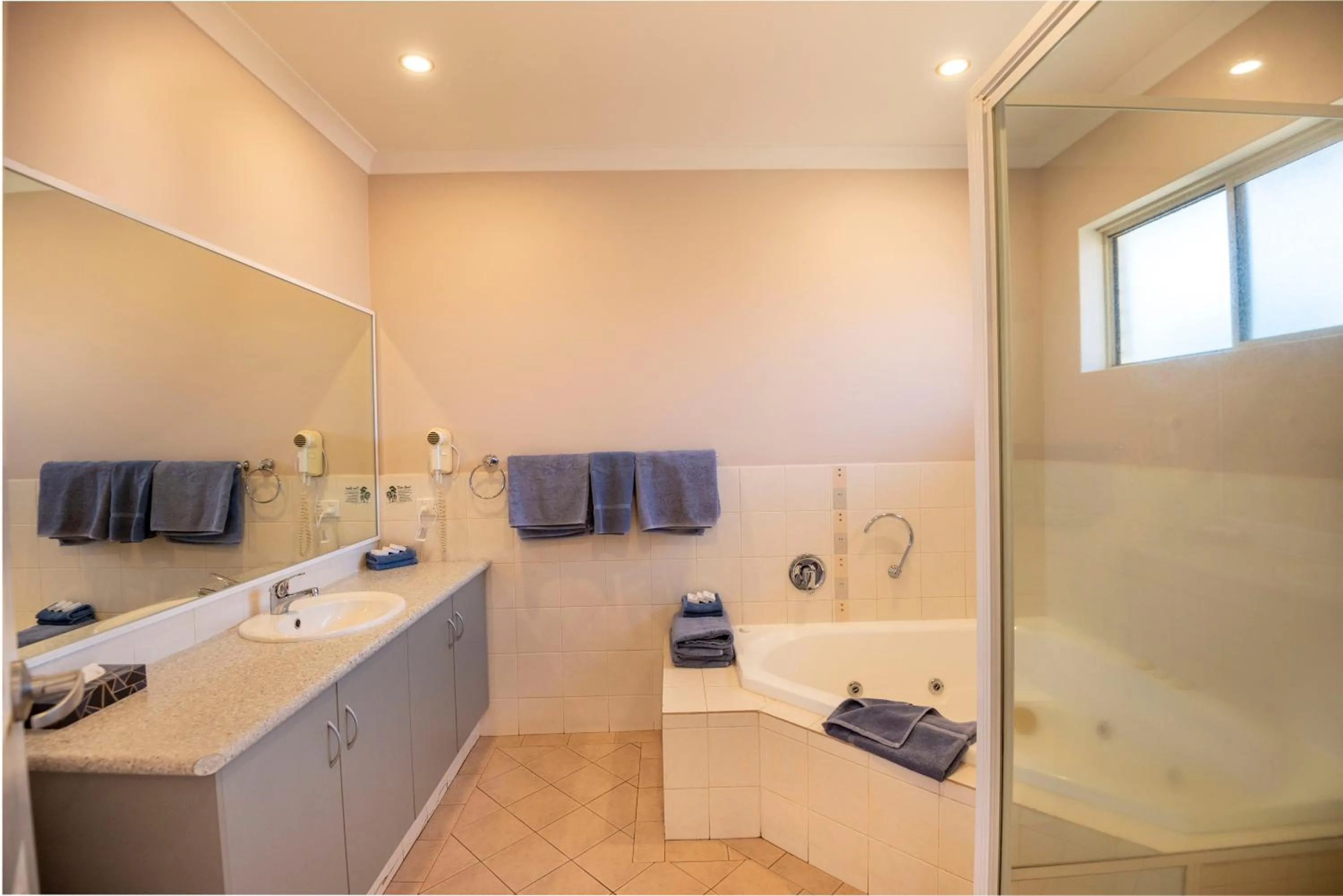 Shower in Bunbury Motel and Apartments