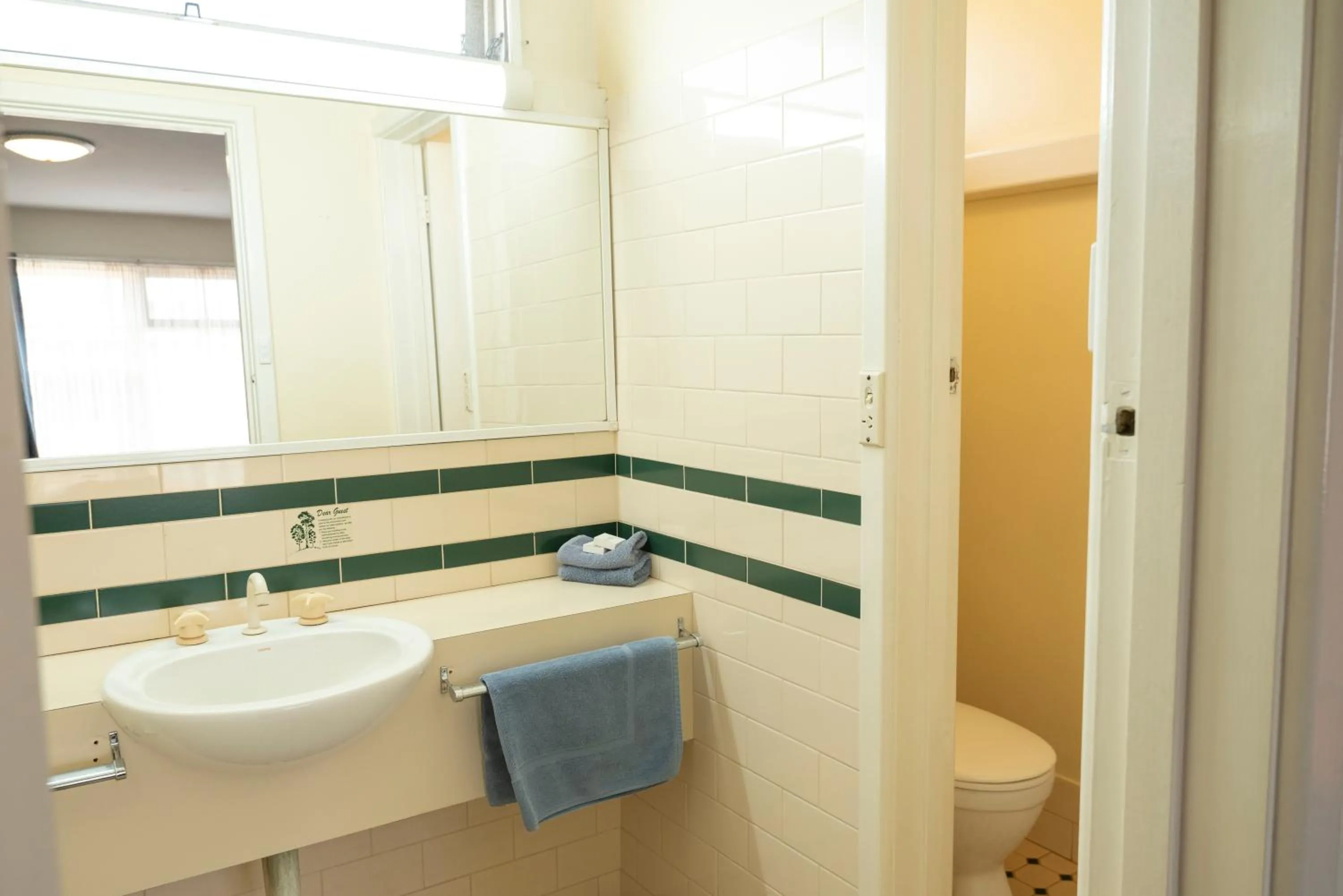 Toilet in Bunbury Motel and Apartments