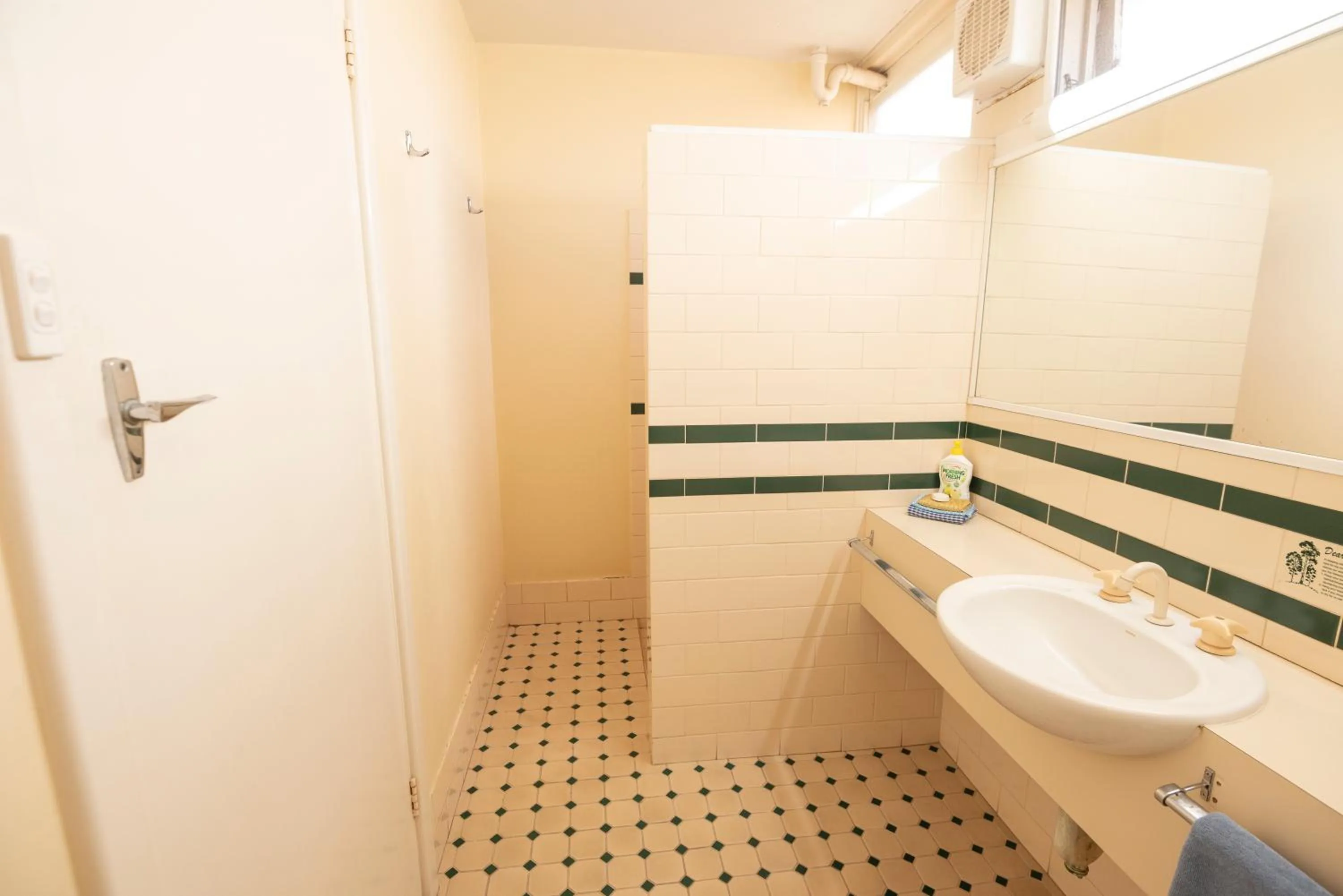 Shower in Bunbury Motel and Apartments