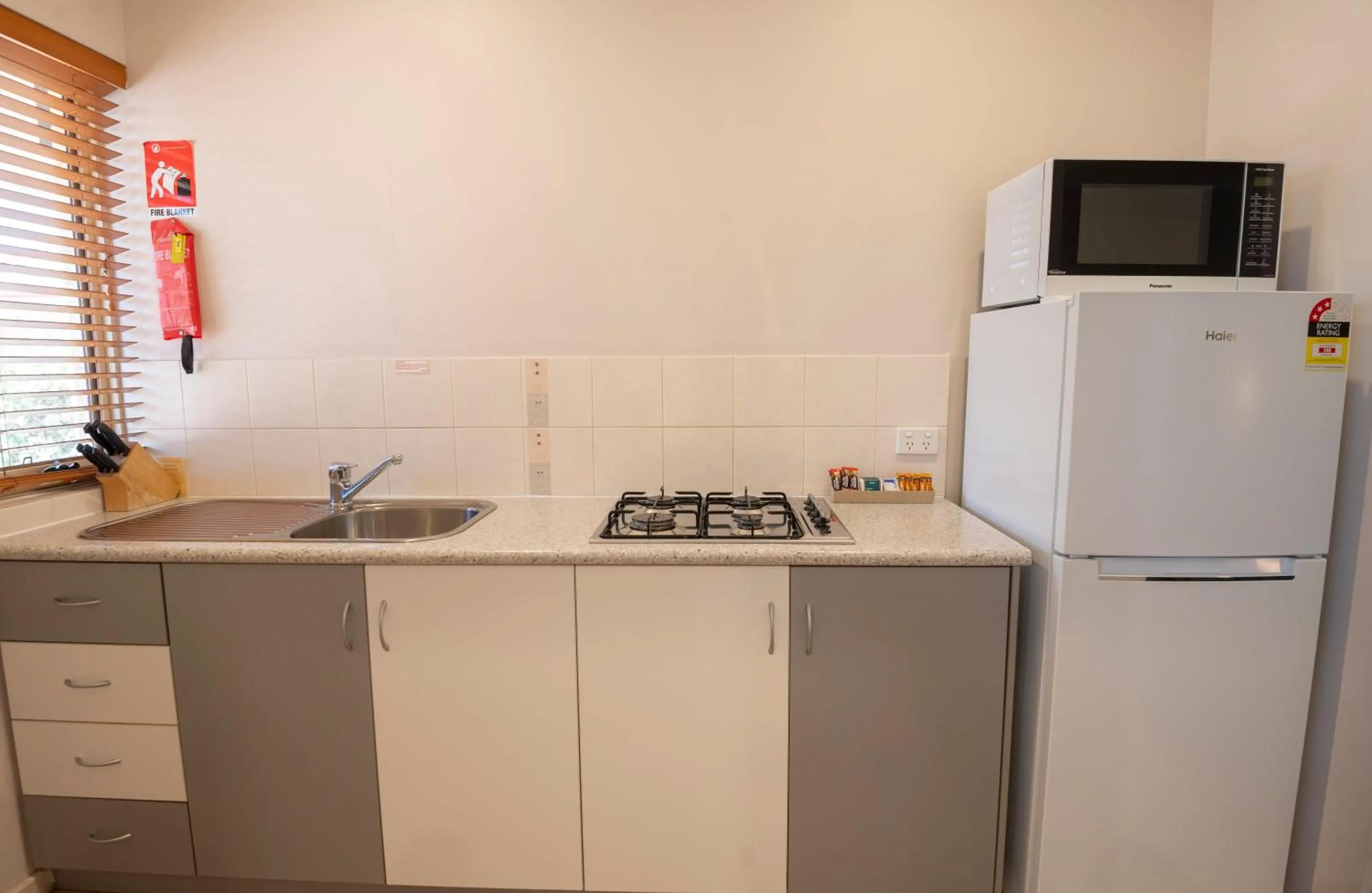 kitchen in Bunbury Motel and Apartments