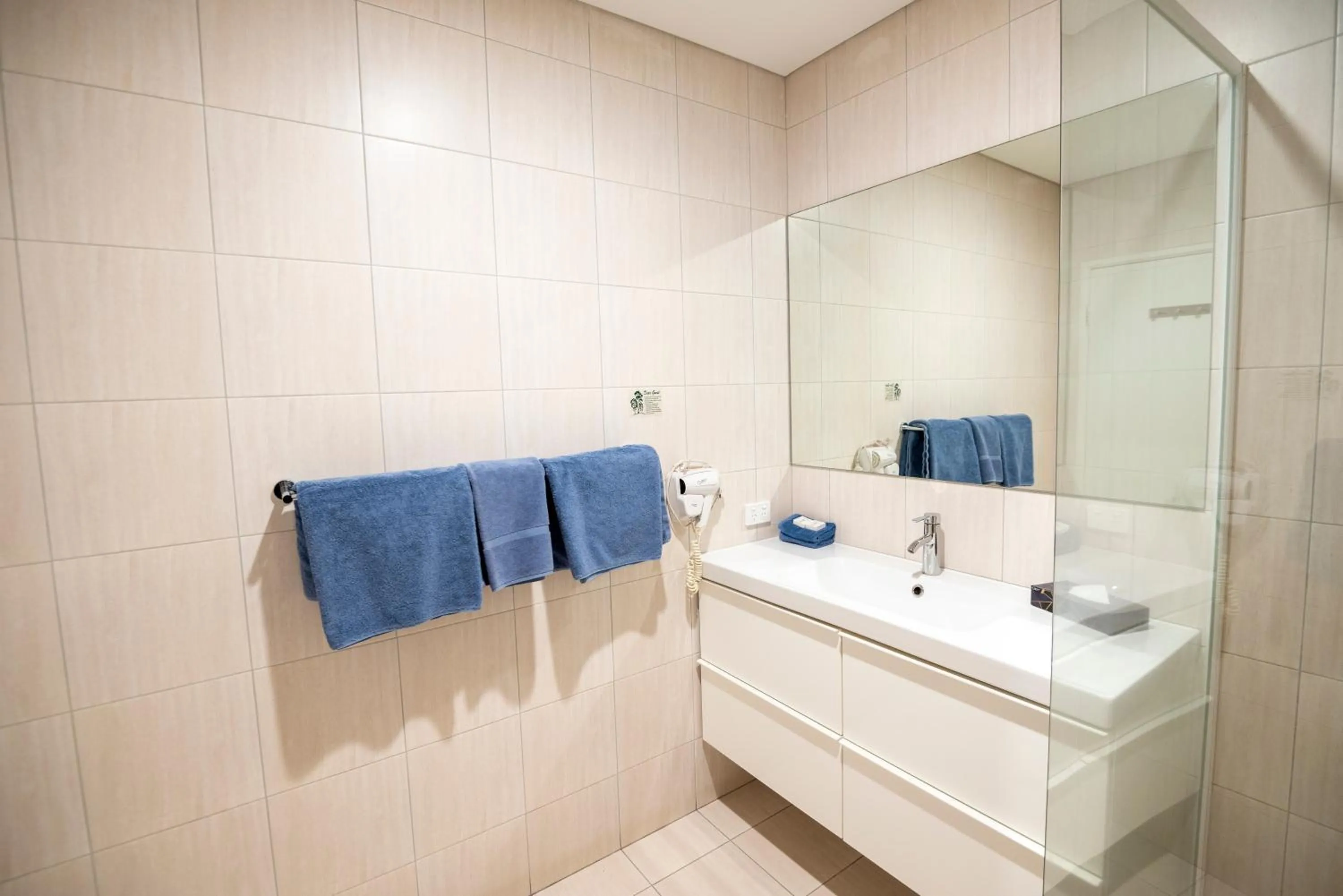 Bathroom in Bunbury Motel and Apartments