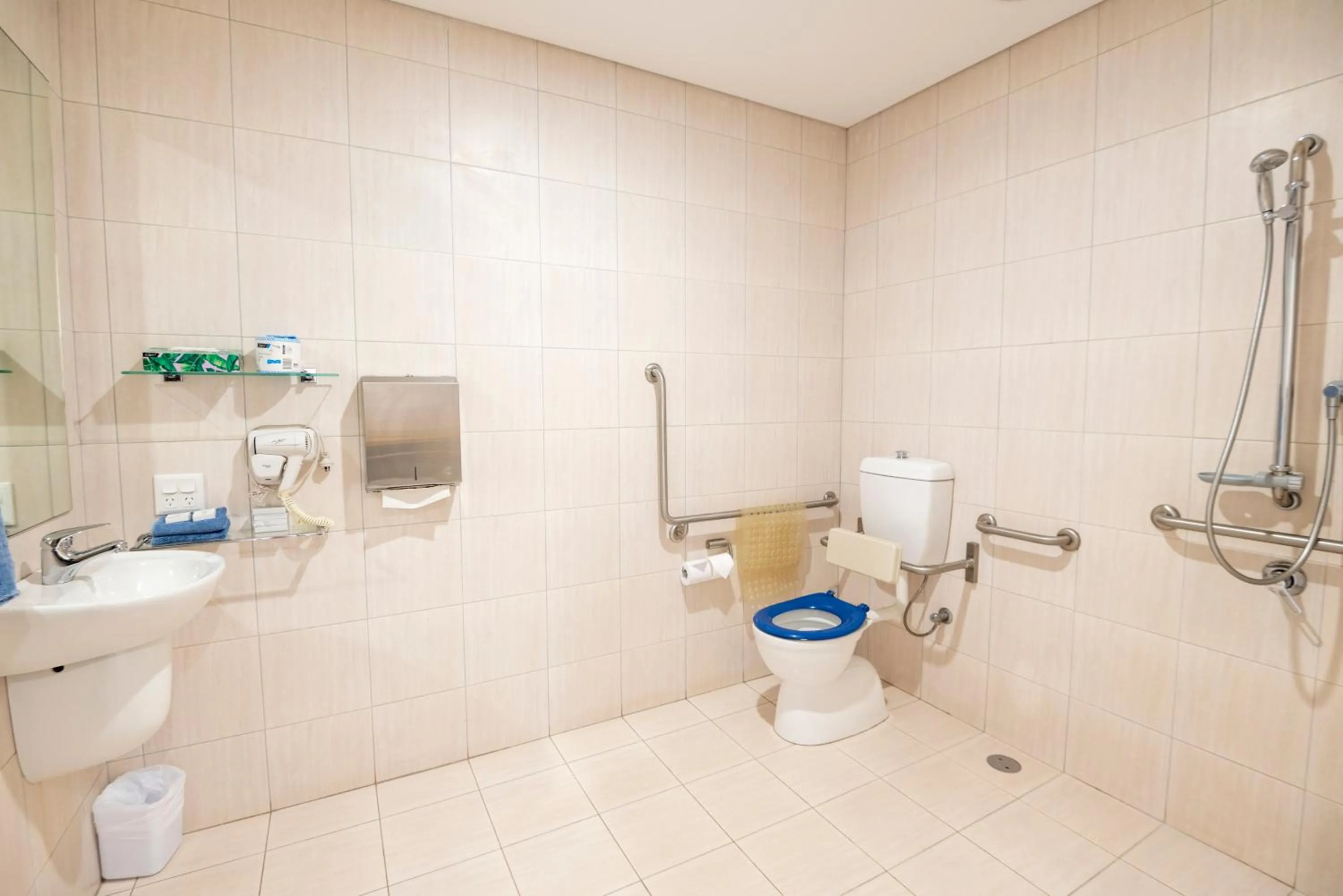 Bathroom in Bunbury Motel and Apartments