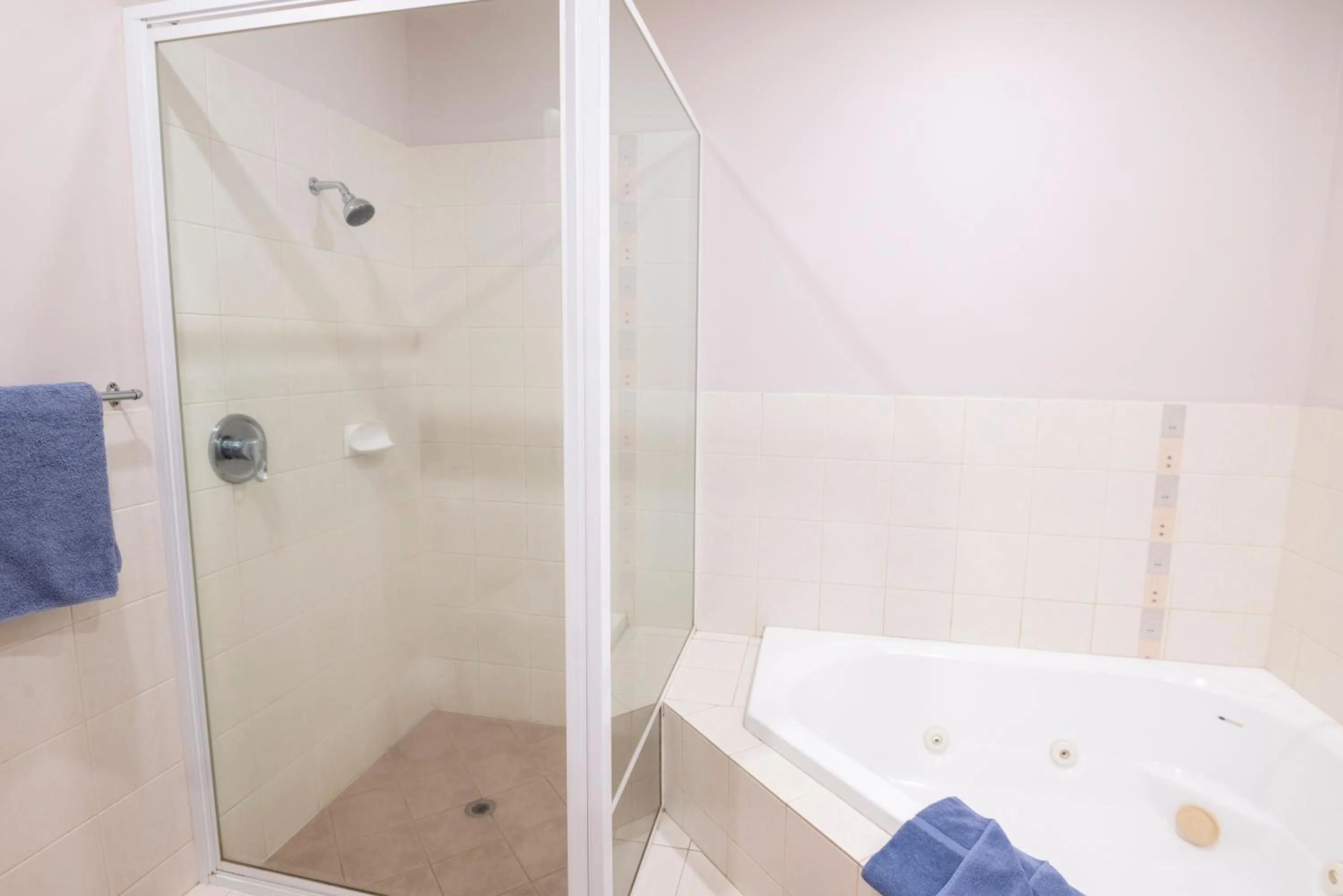 Bathroom in Bunbury Motel and Apartments