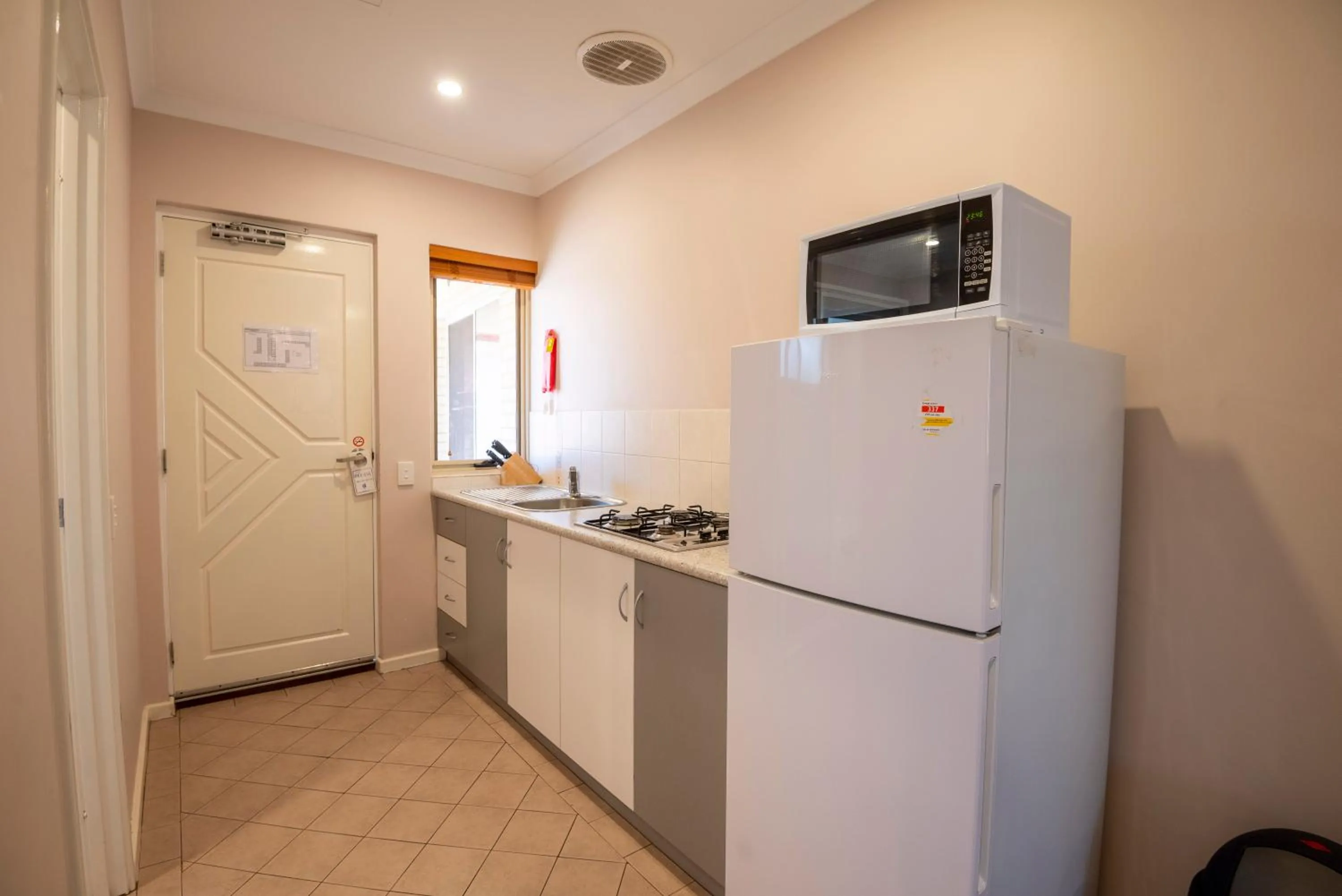 kitchen in Bunbury Motel and Apartments
