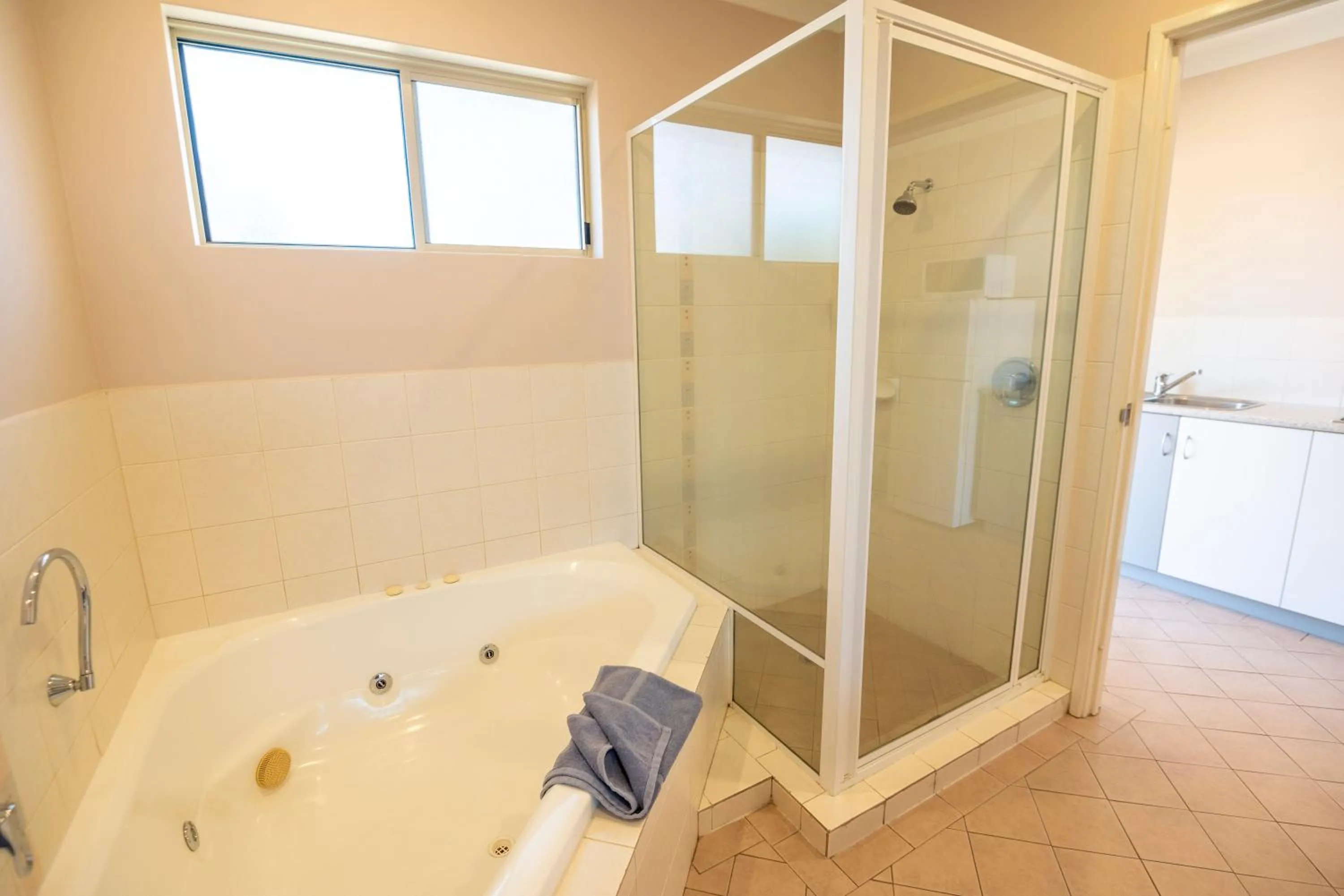 Shower in Bunbury Motel and Apartments