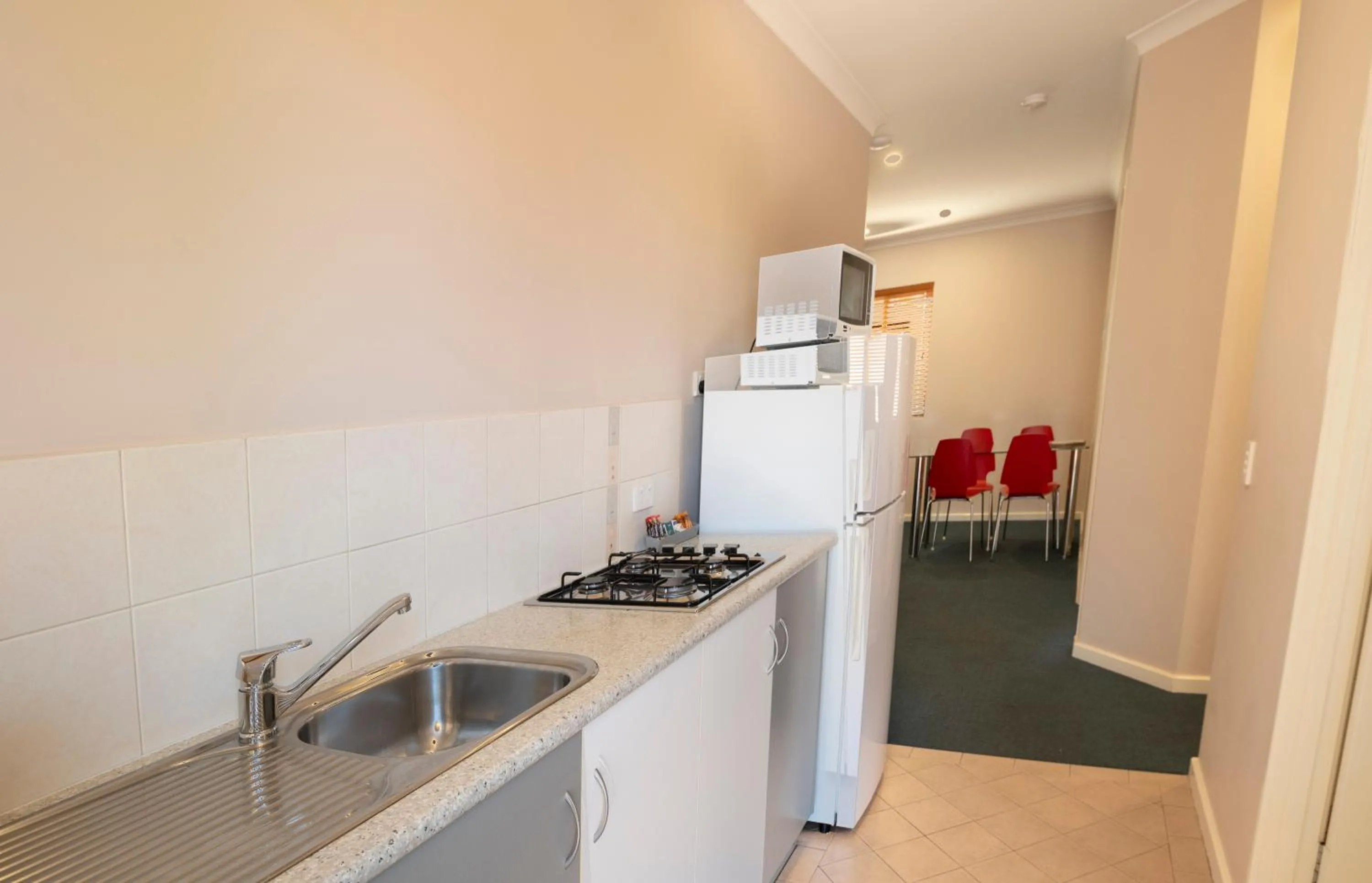 kitchen in Bunbury Motel and Apartments