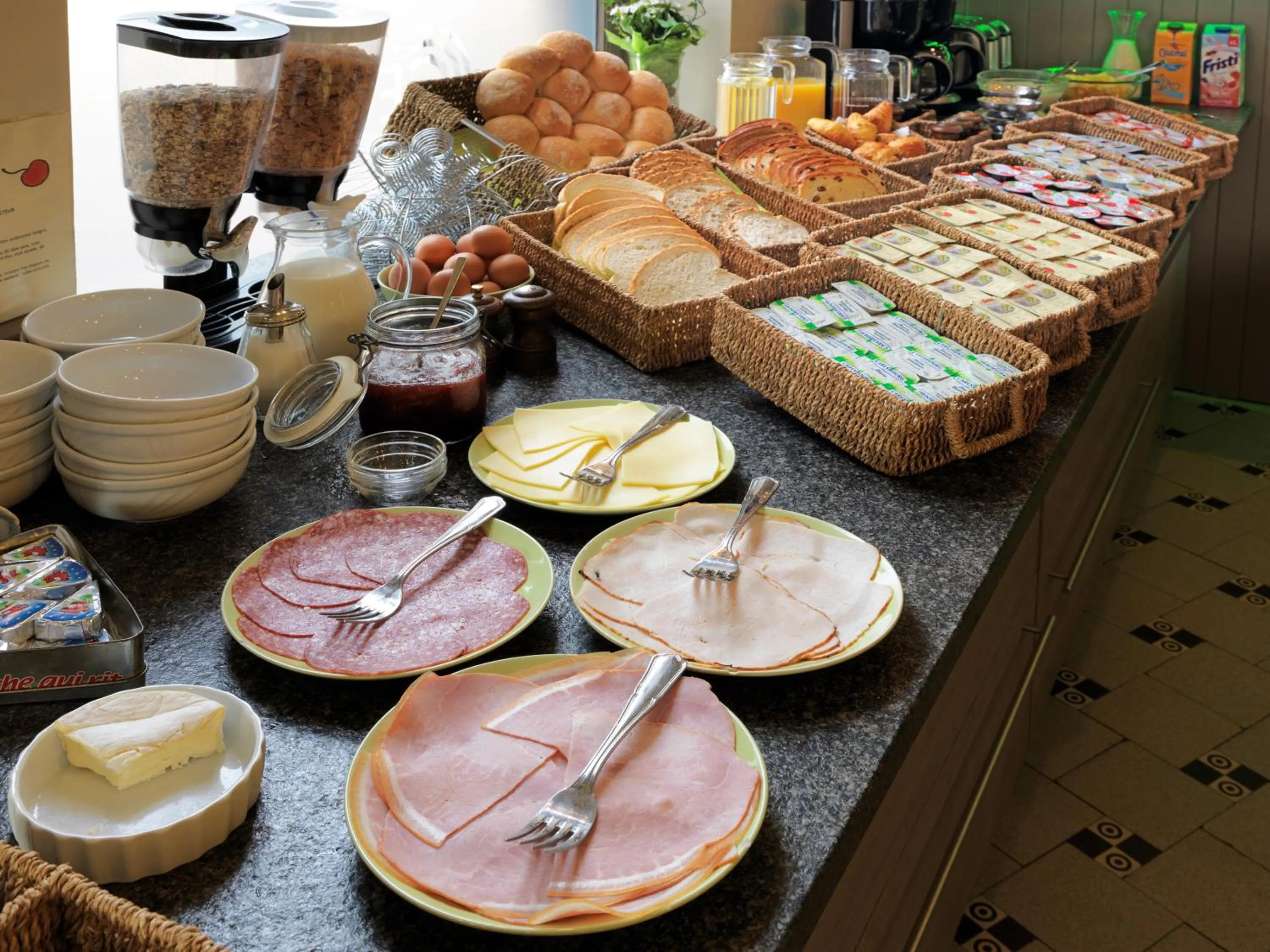 Buffet breakfast in Hotel Cecil