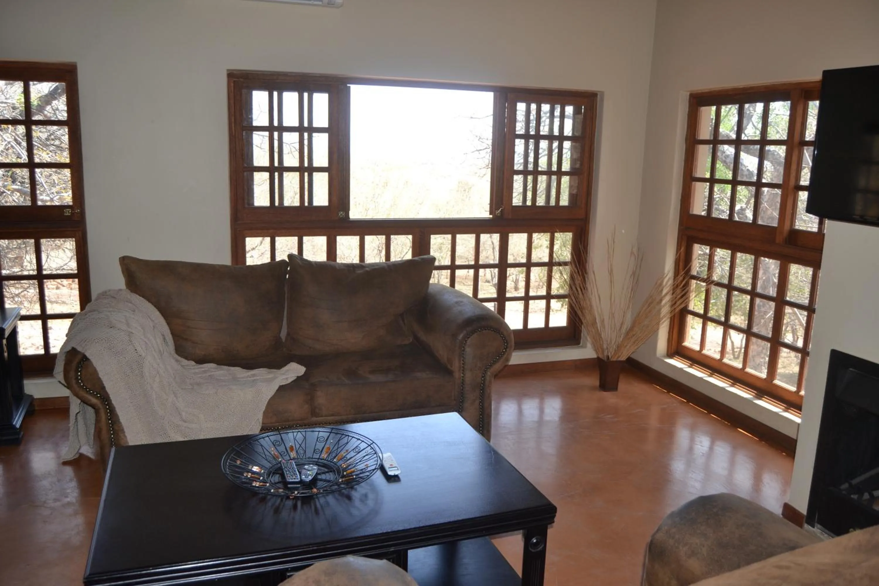 Living room in Thabaledi Game Lodge