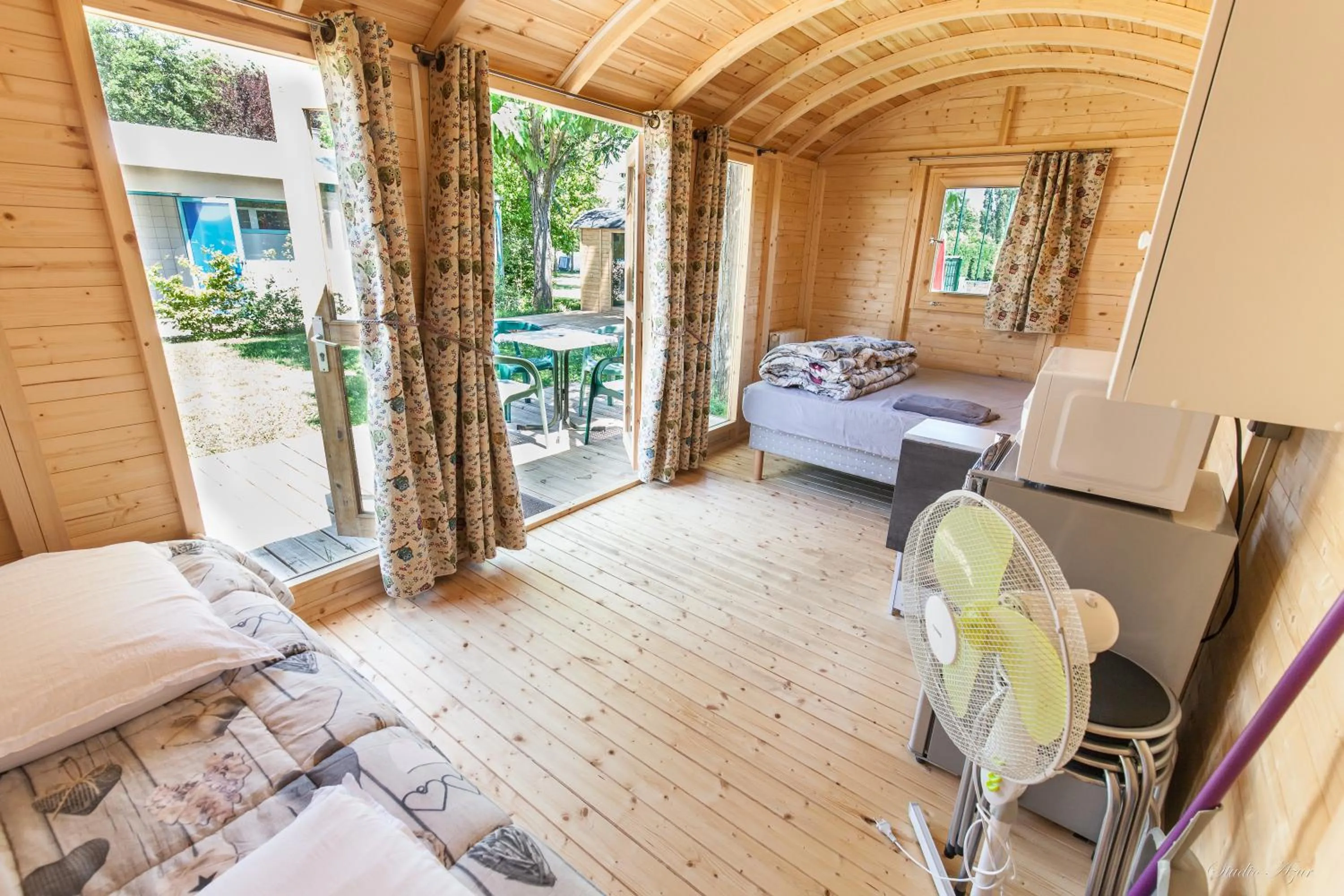Dining area, Bed in Camping de Tournus - Drole de cabane