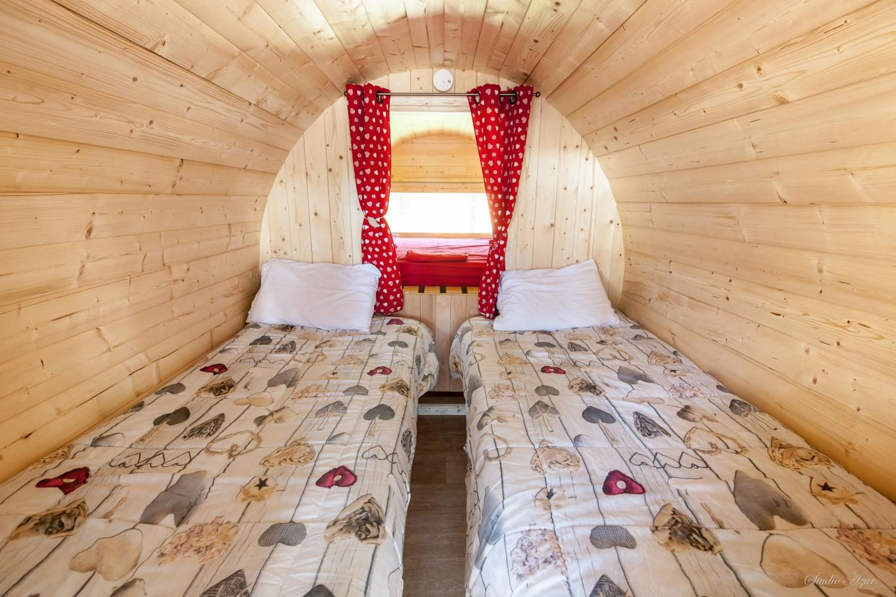 Facade/entrance, Bed in Camping de Tournus - Drole de cabane