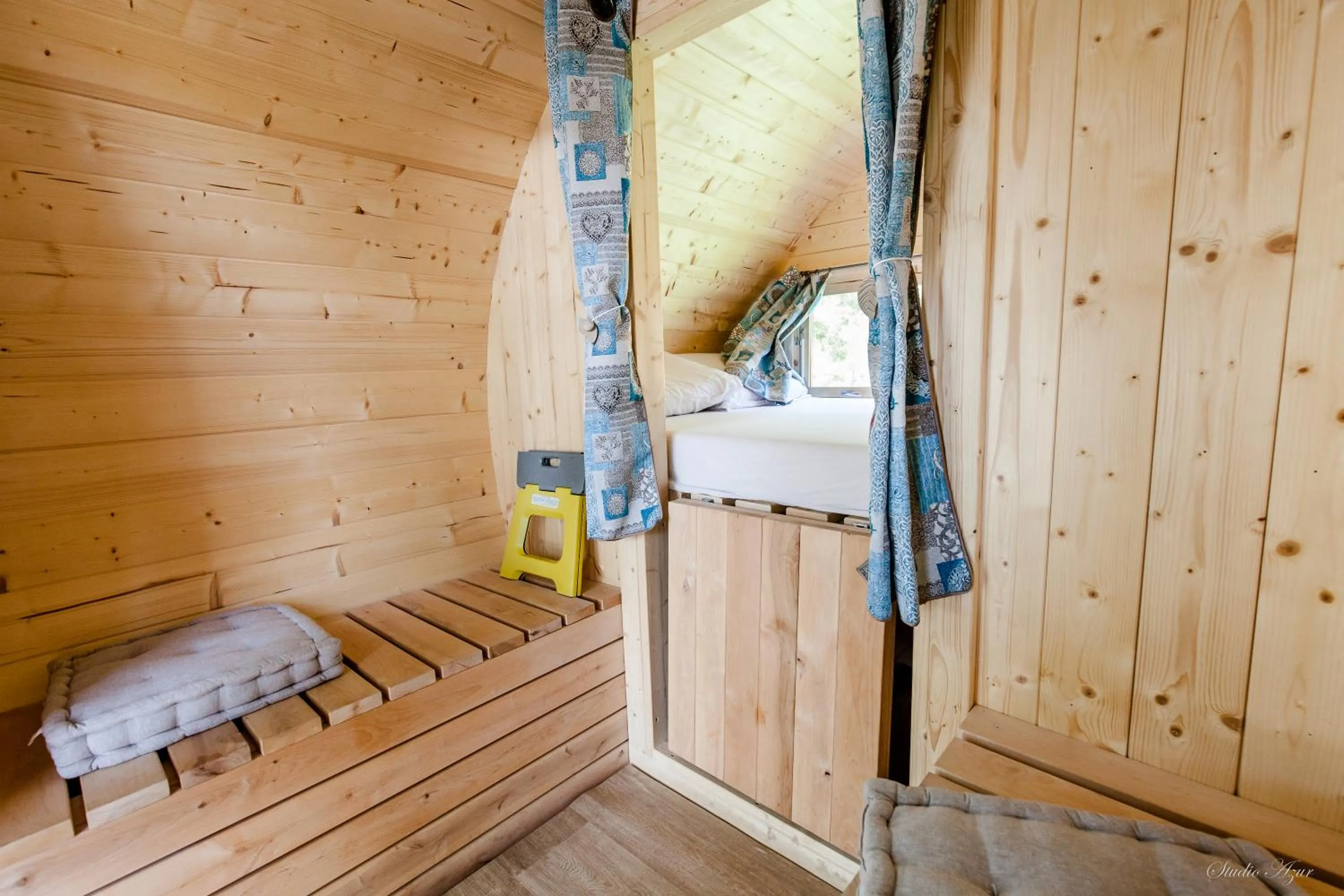 Bed in Camping de Tournus - Drole de cabane