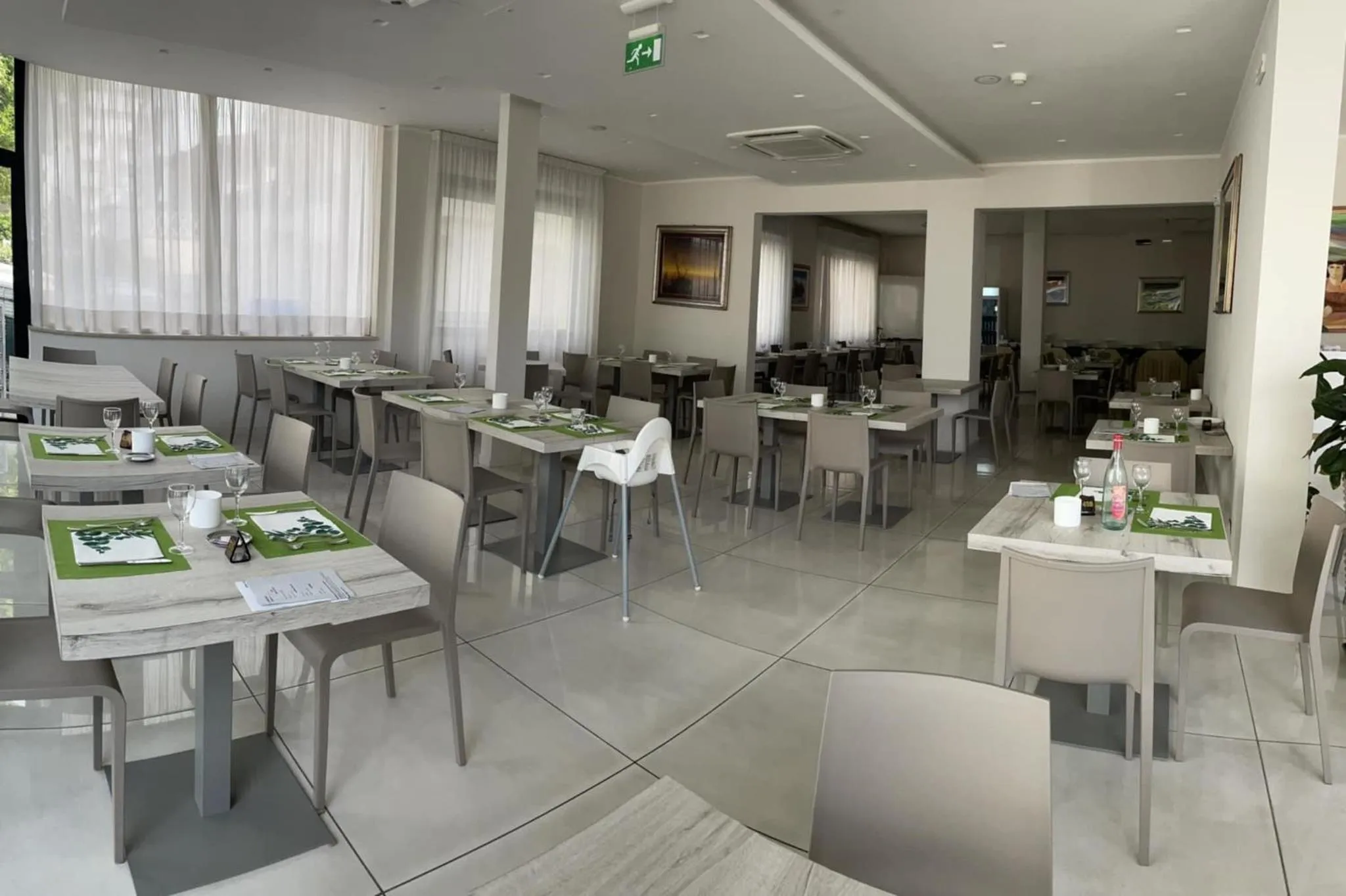 Restaurant/places to eat in Hotel Astra