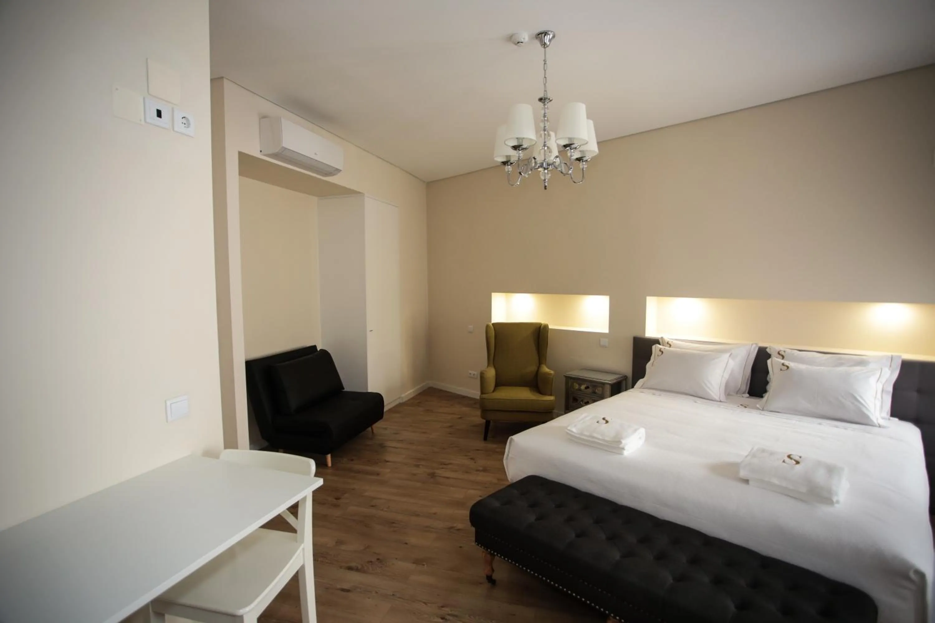 Bedroom, Bed in Suites Guest House