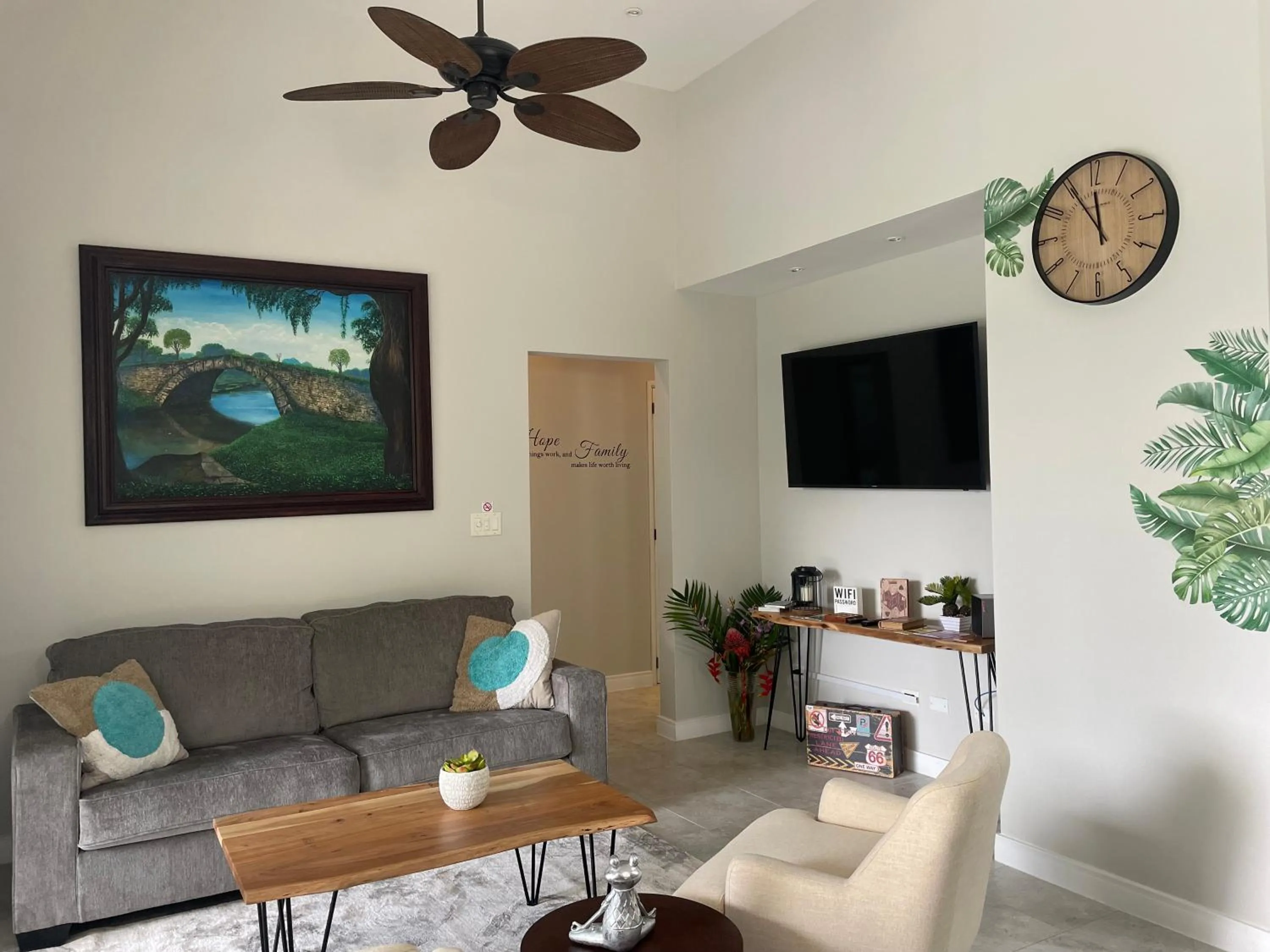 Living room in Coffee Estate Inn