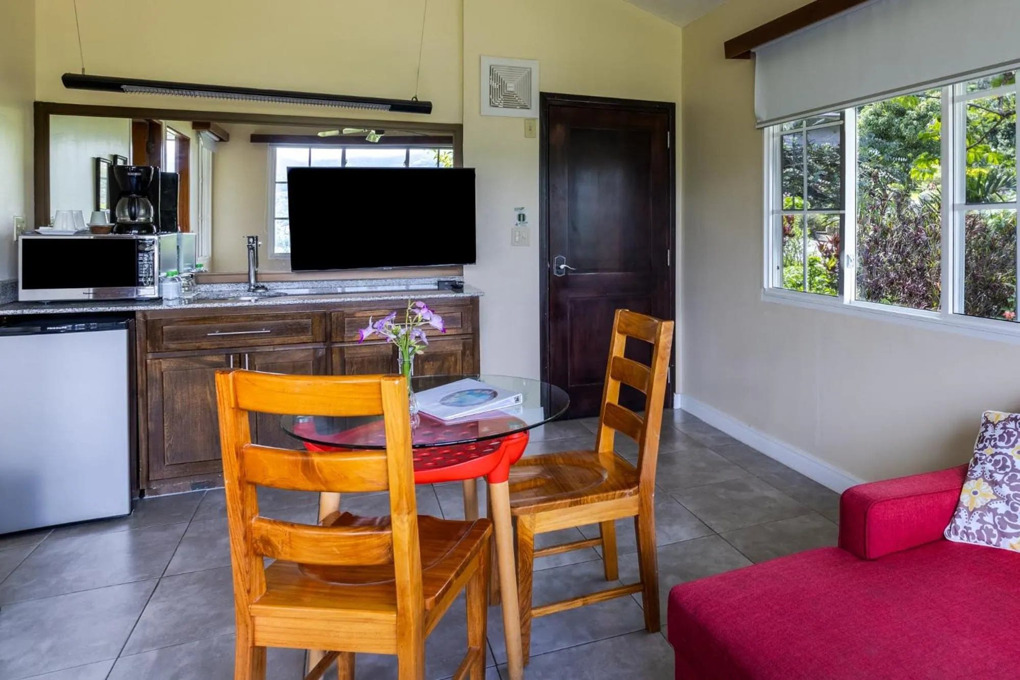 Living room in Coffee Estate Inn