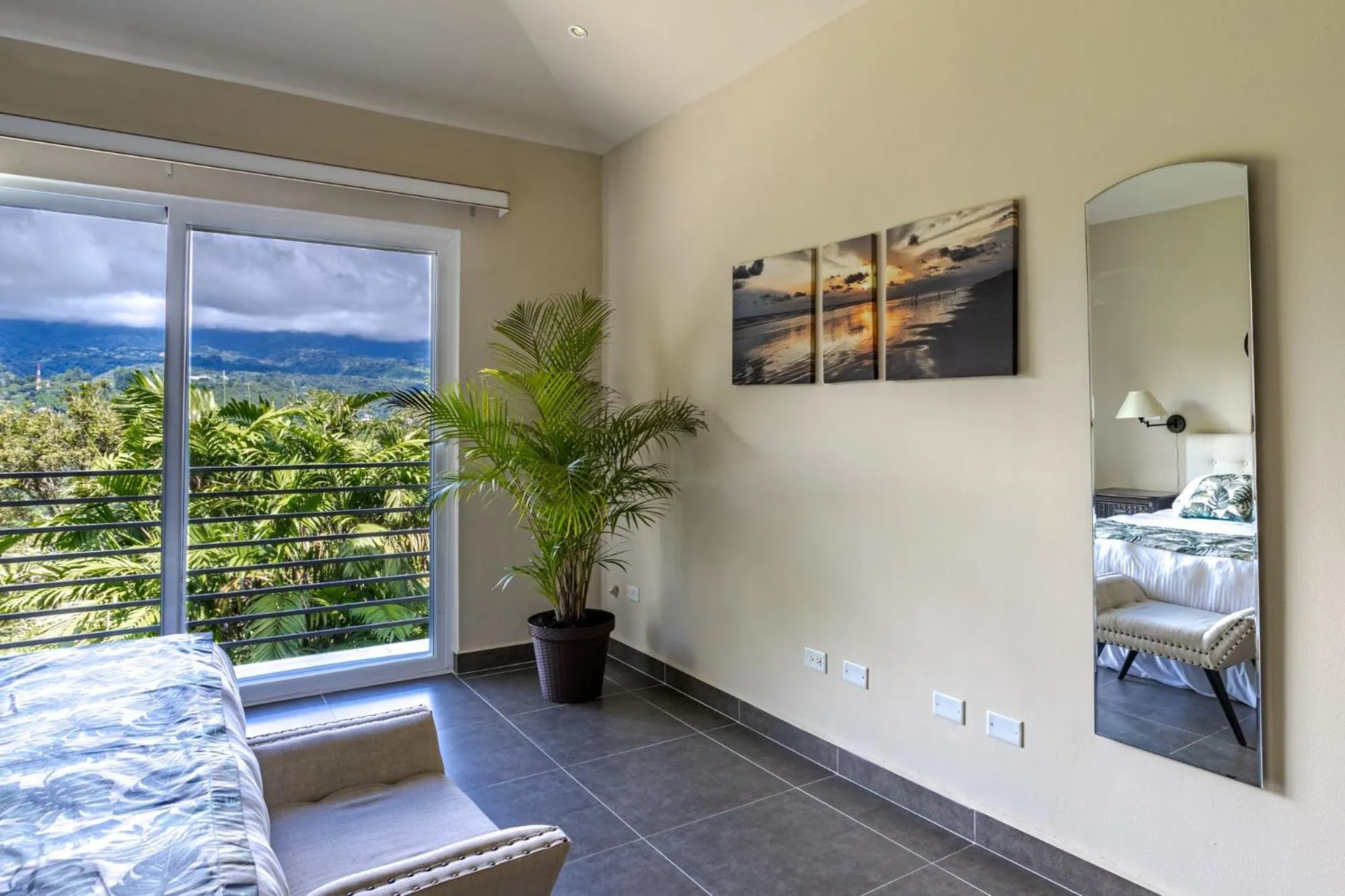 Mountain view, Bed in Coffee Estate Inn