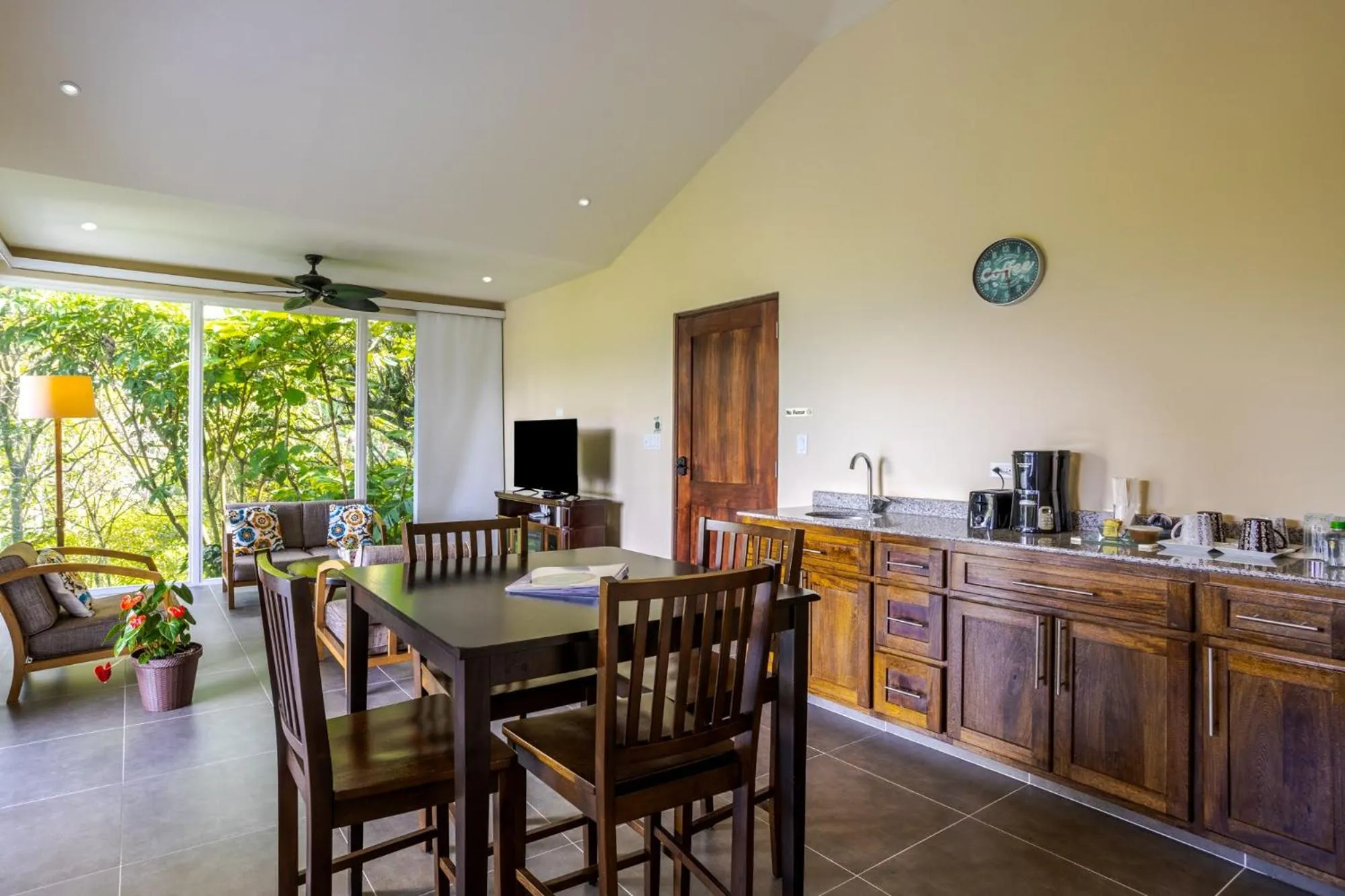 Living room in Coffee Estate Inn