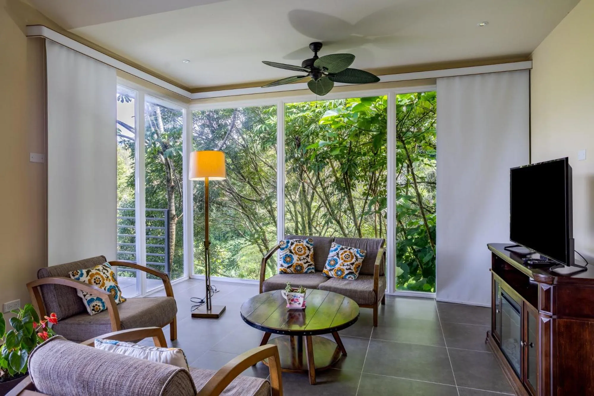 Living room in Coffee Estate Inn