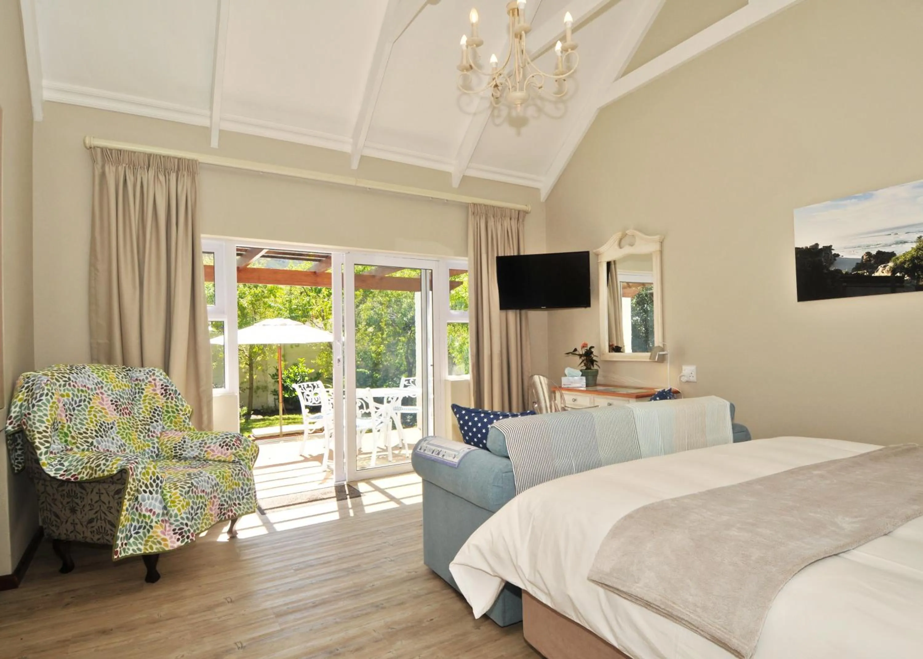 Patio, Bed in The Gables Hermanus