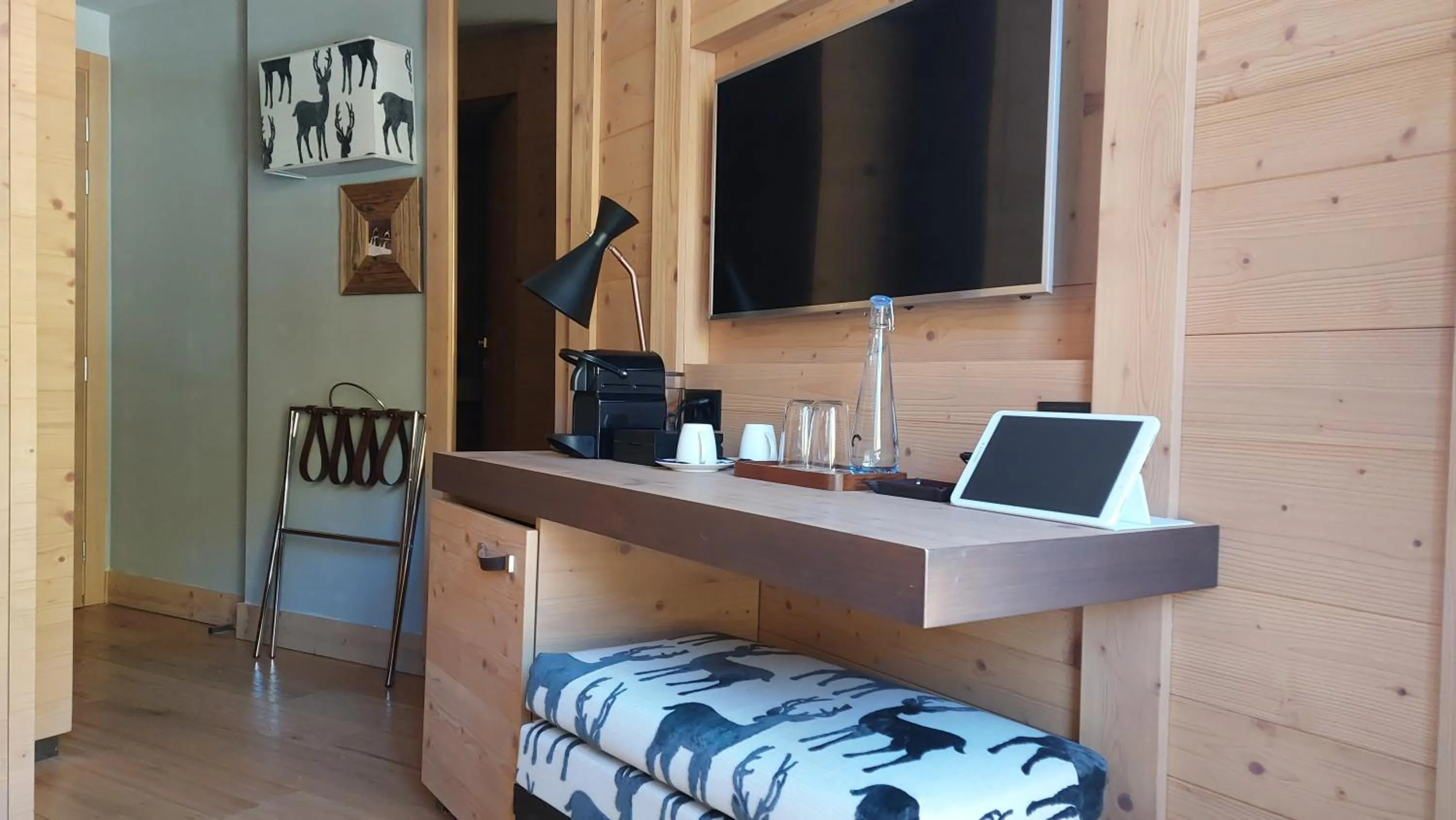 Coffee/tea facilities, Bed in Chandolin Boutique Hotel