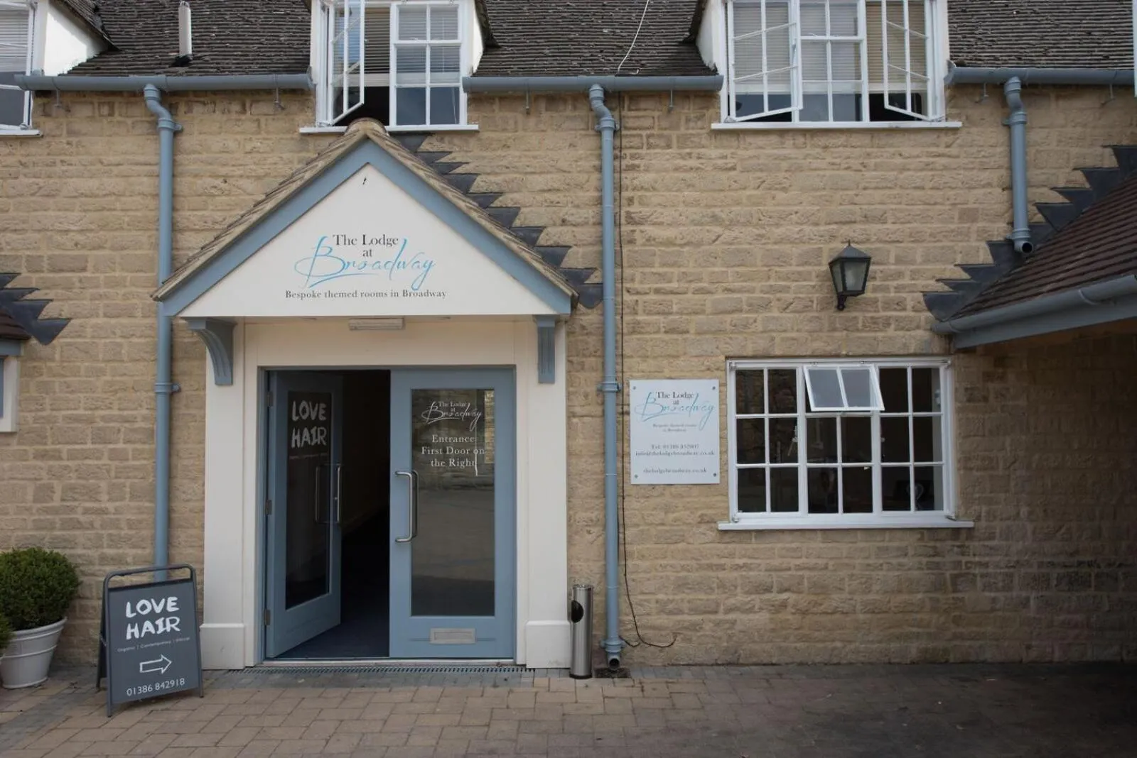 Living room in The Lodge at Broadway