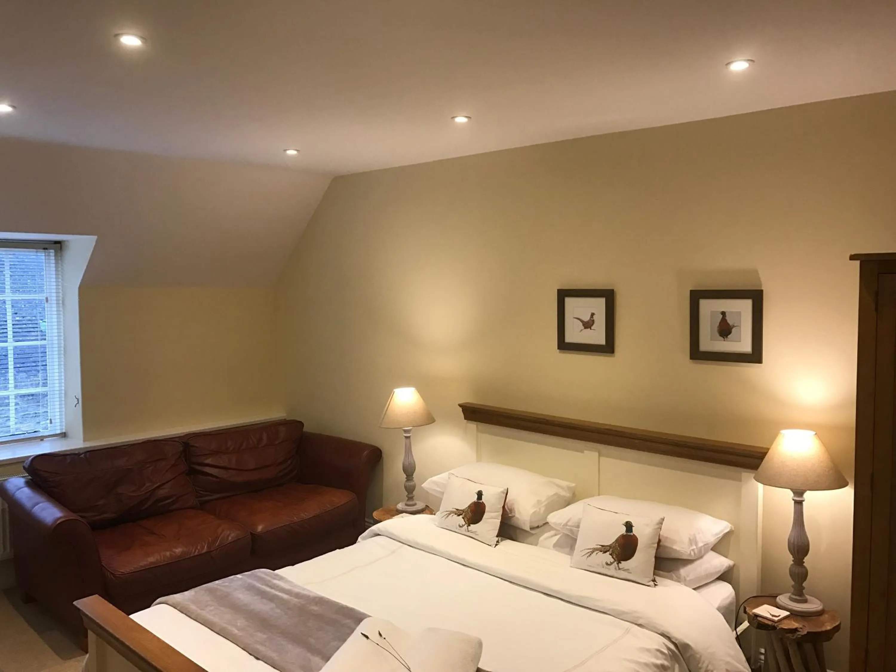 Photo of the whole room, Bed in The Lodge at Broadway