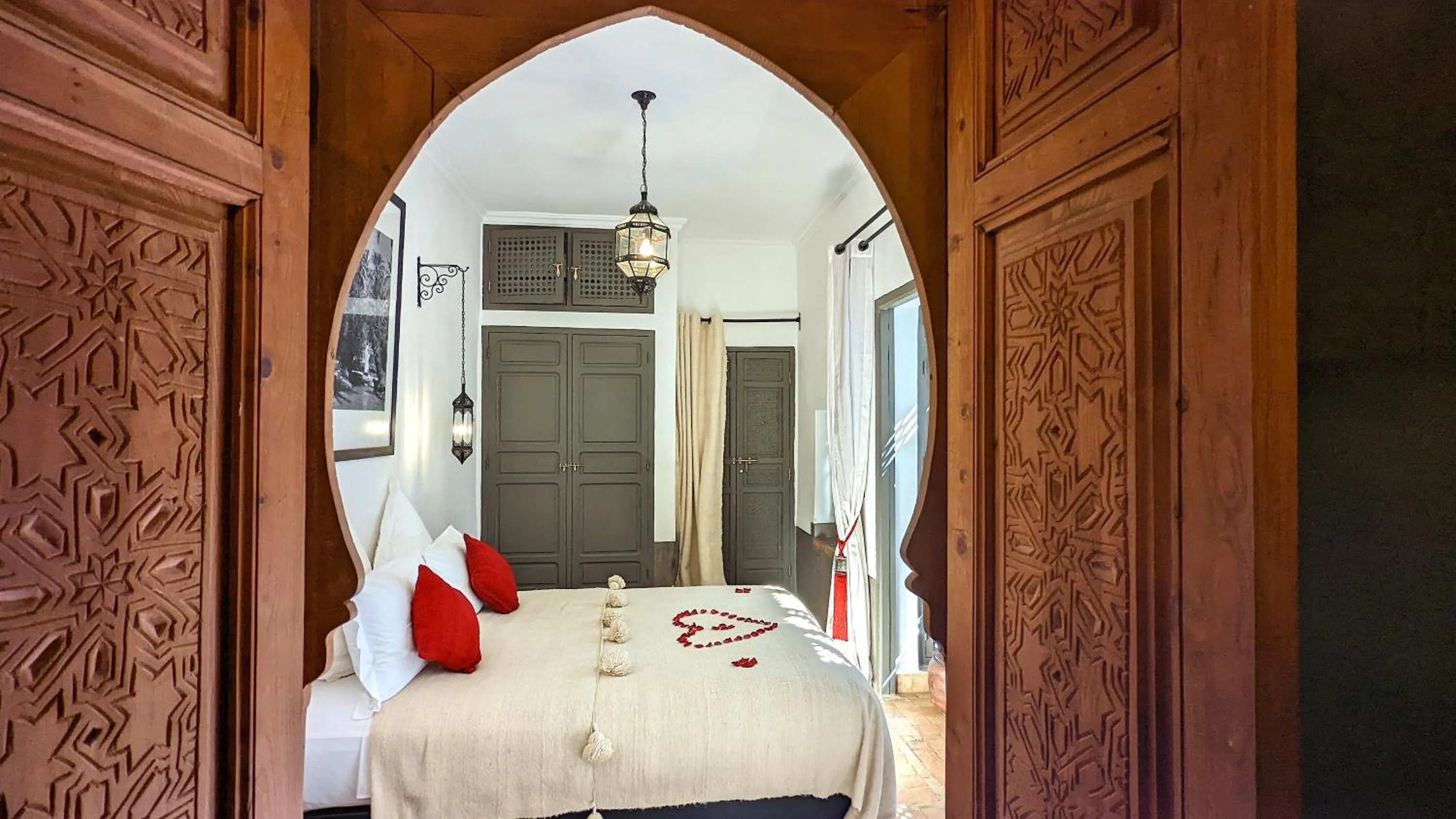 Photo of the whole room, Bed in Riad Jardin Des Sens & Spa