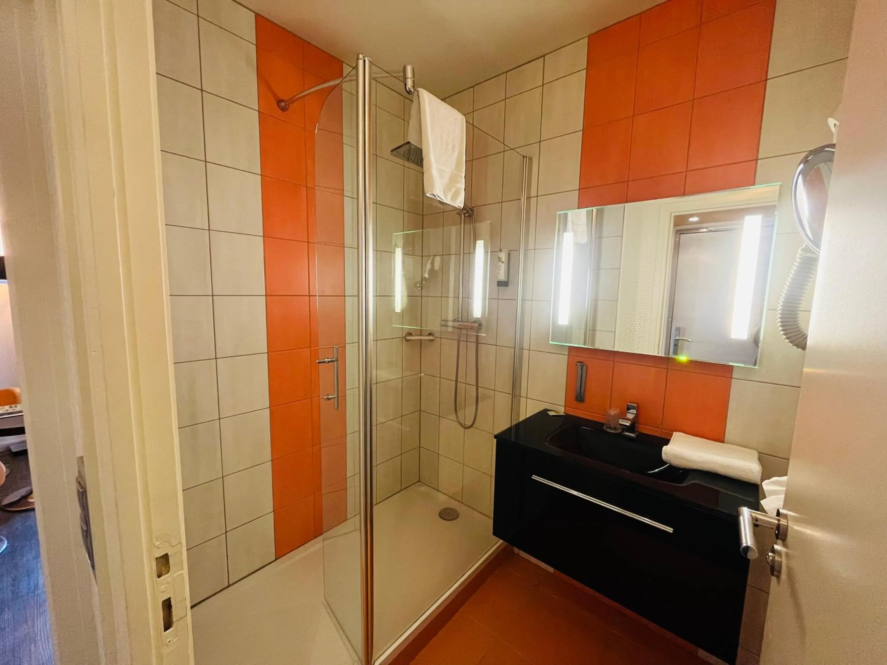 Shower, Bed in Logis Hôtel Restaurant Le Fruitier