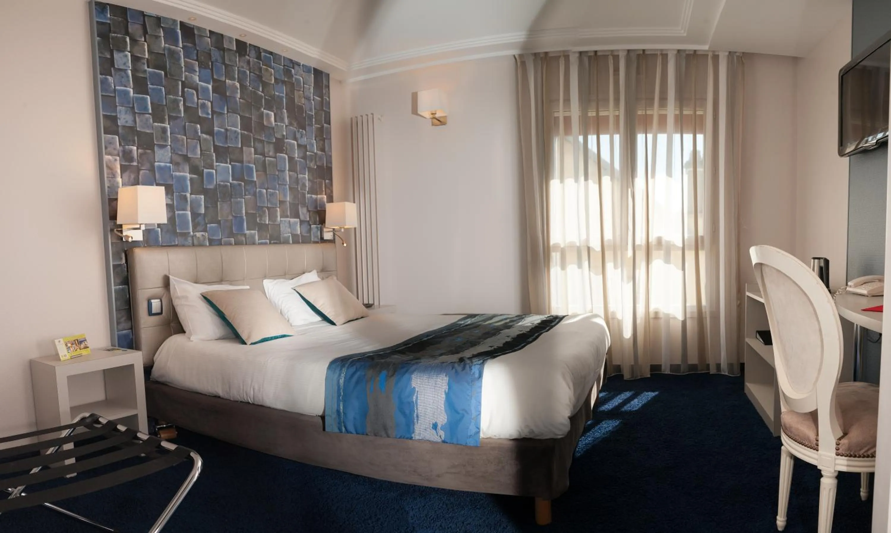 Bed in Logis Hôtel Restaurant Le Fruitier