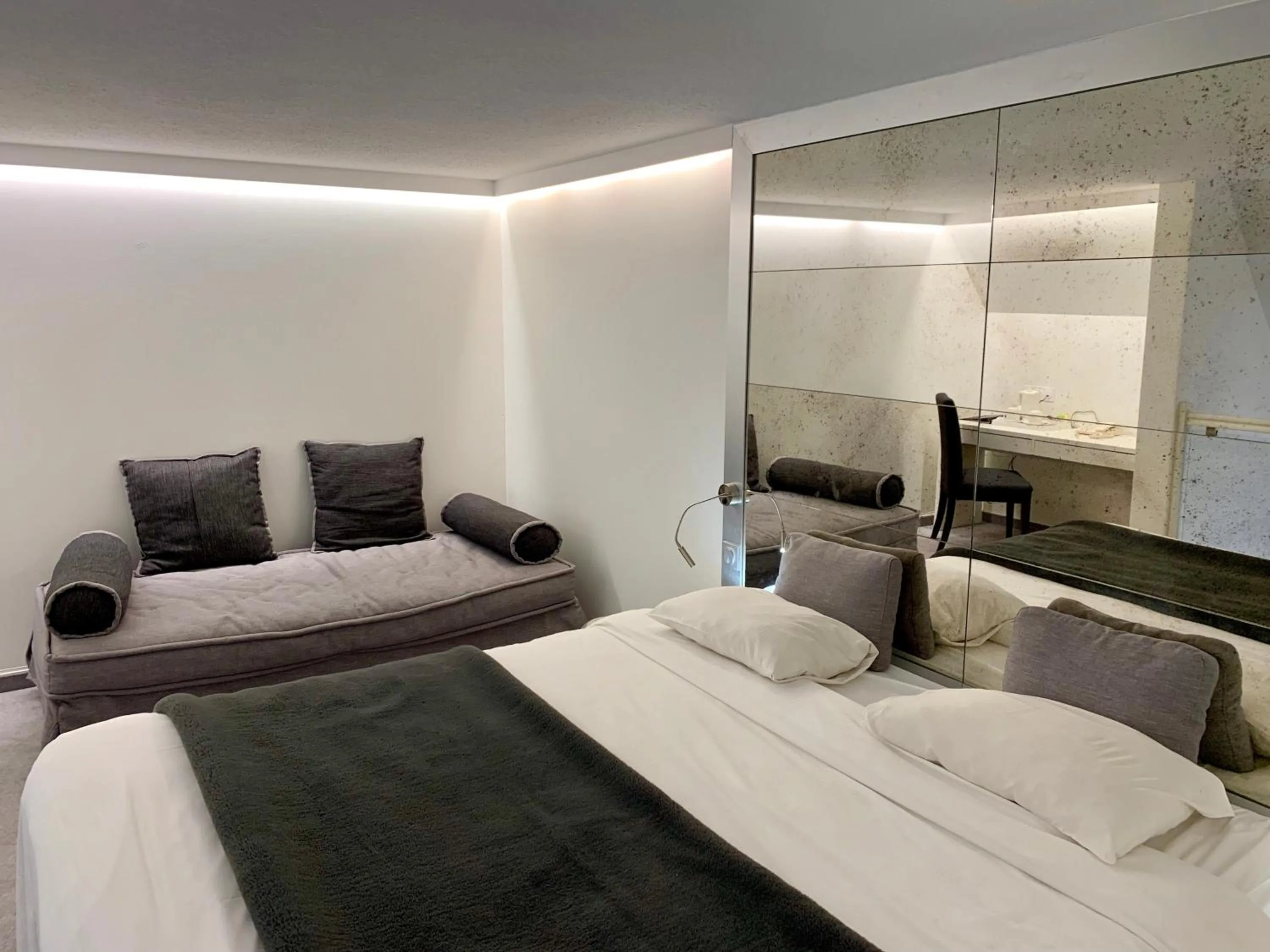 Bed in Logis Hôtel Restaurant Le Fruitier