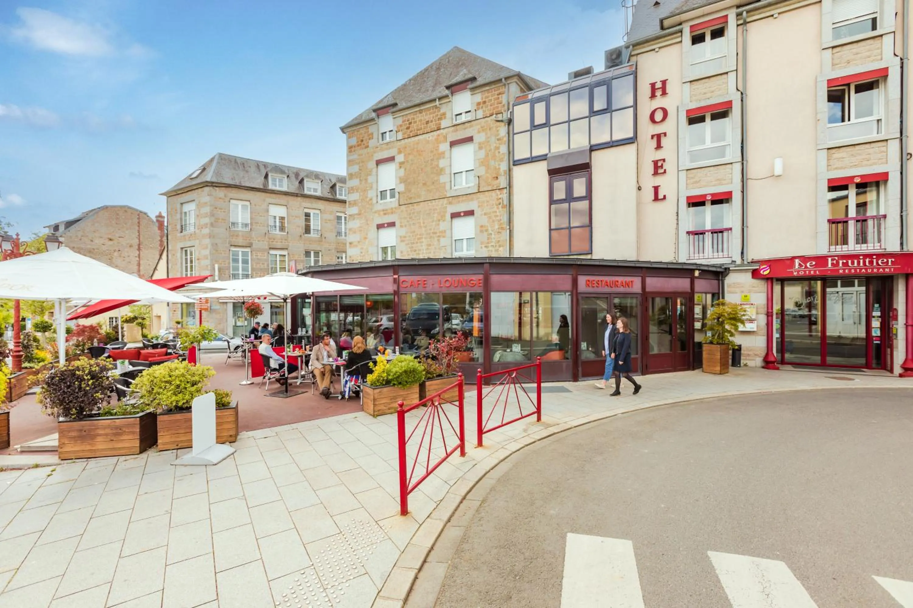 Property building in Logis Hôtel Restaurant Le Fruitier